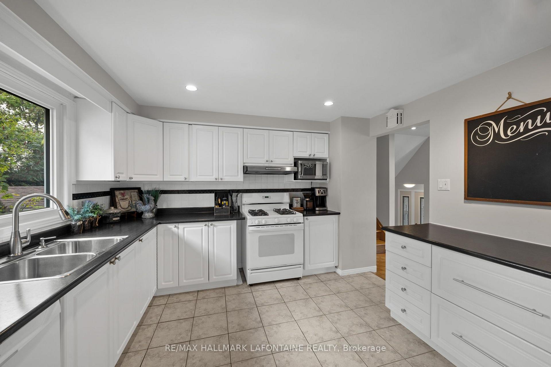 Photo 13 of 37 Red Maple Crescent, Ottawa, Blackburn Hamlet — HOMEH