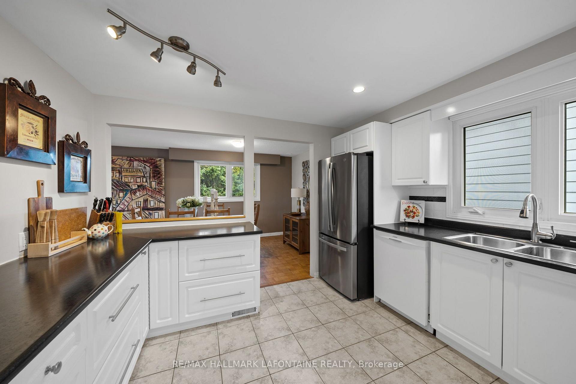 Photo 17 of 37 Red Maple Crescent, Ottawa, Blackburn Hamlet — HOMEH