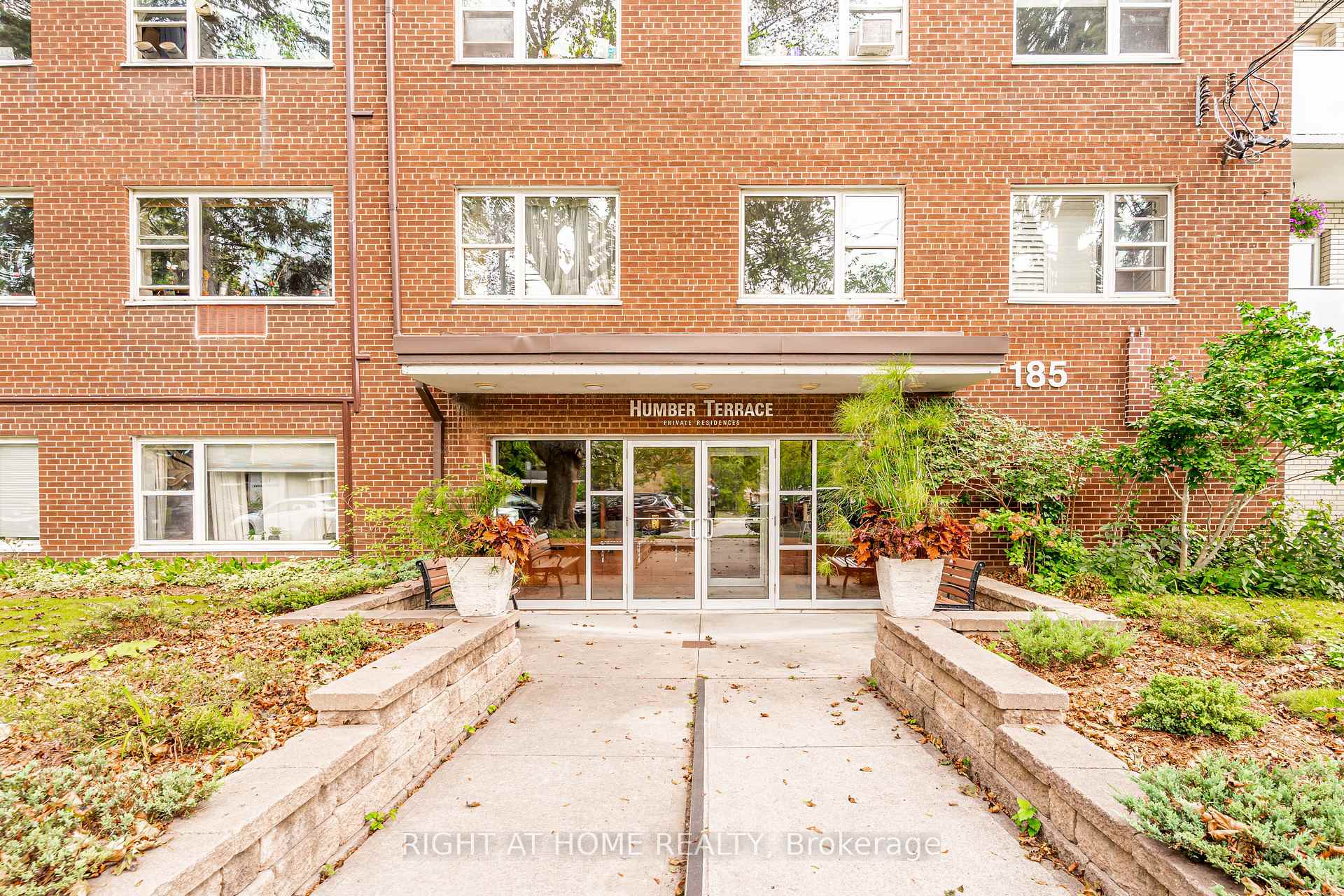 Photo 2 of Unit 406, 185 Stephen Drive, Etobicoke, Stonegate-Queensway — HOMEH