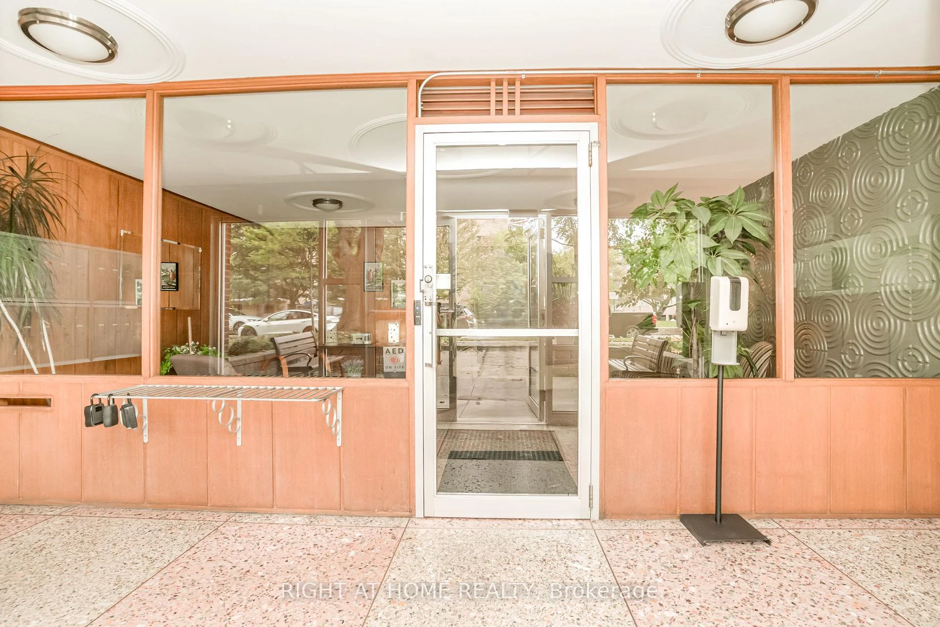 Photo 5 of Unit 406, 185 Stephen Drive, Etobicoke, Stonegate-Queensway — HOMEH