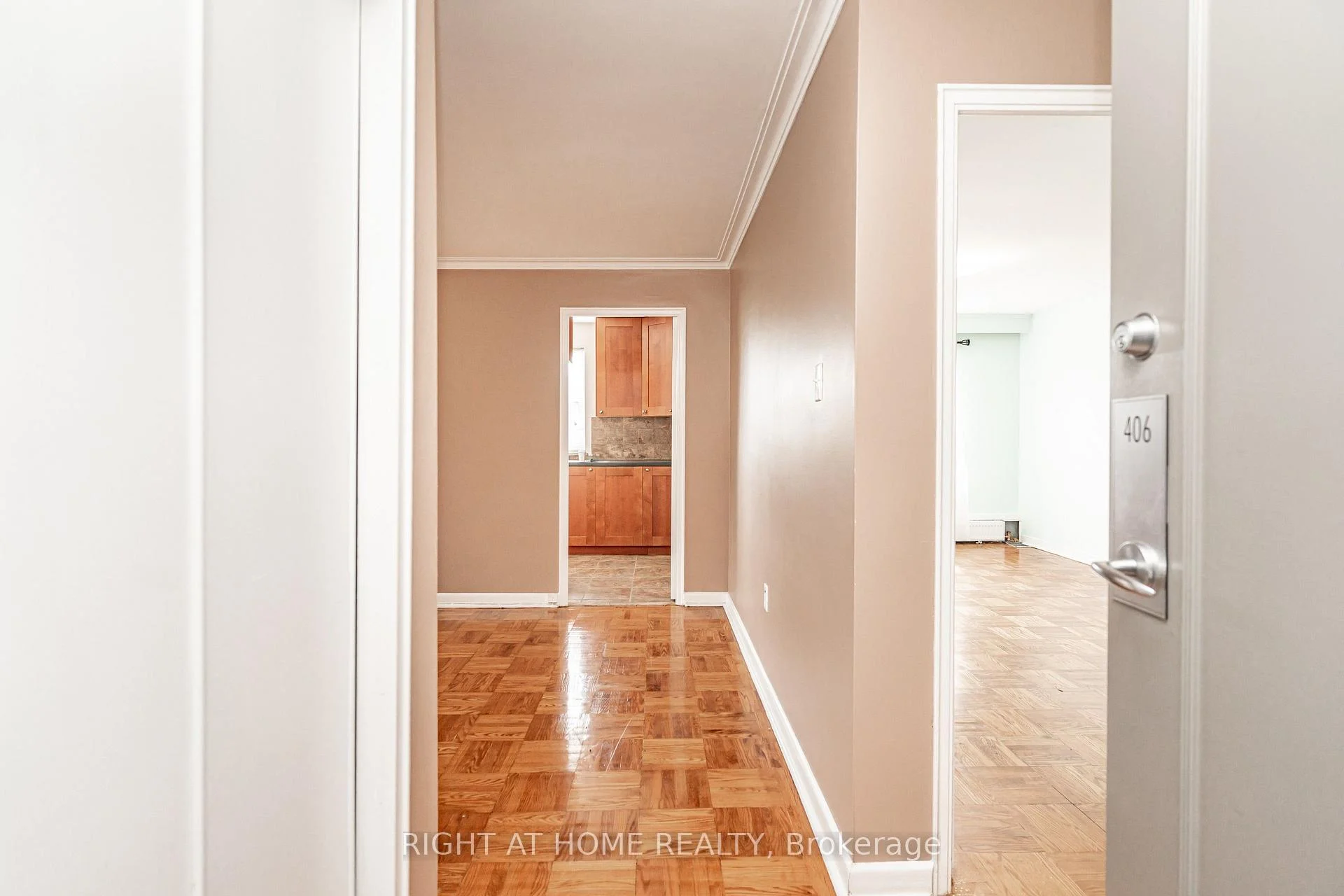 Photo 13 of Unit 406, 185 Stephen Drive, Etobicoke, Stonegate-Queensway — HOMEH