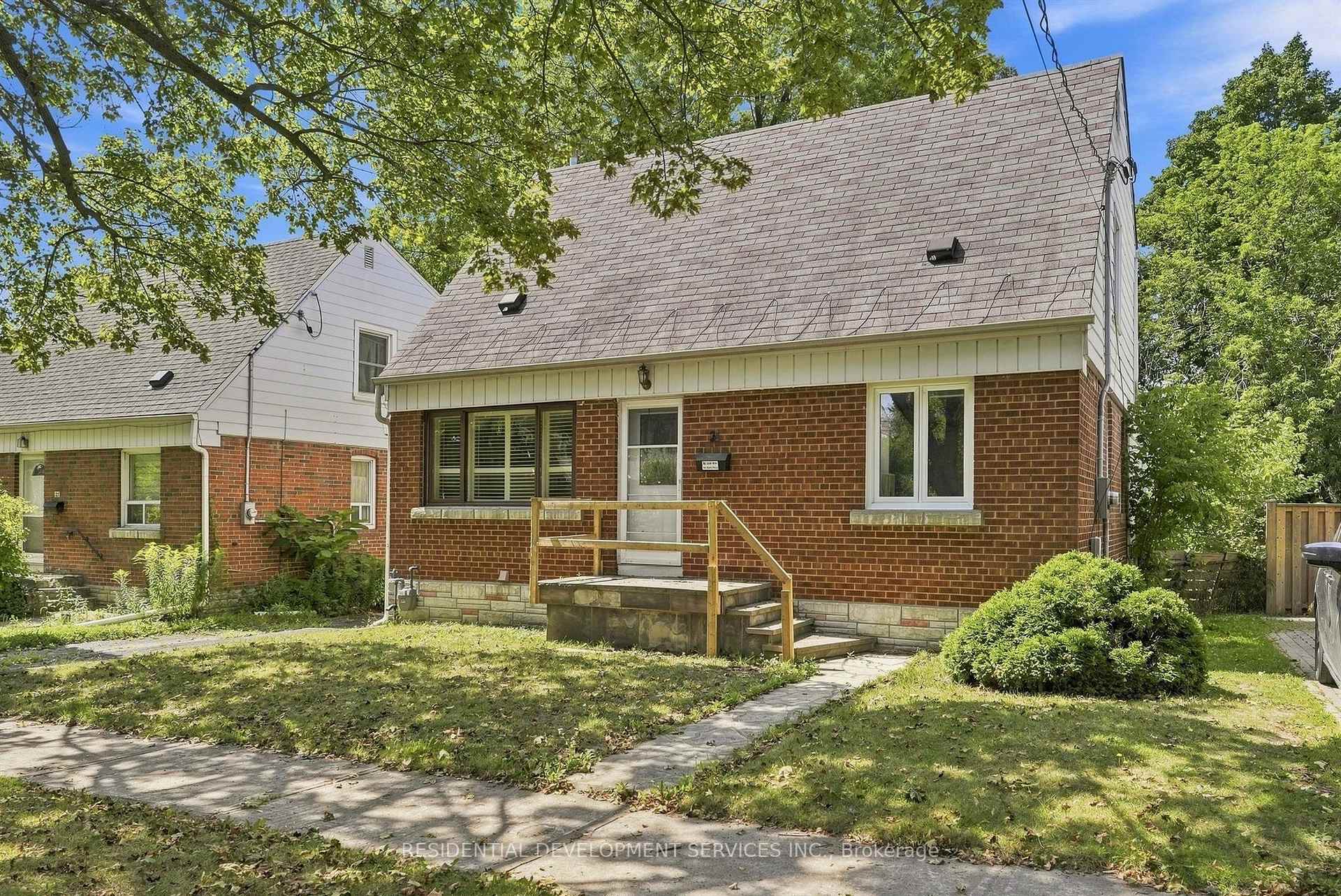 Photo 2 of 21 Eastgate Crescent, Scarborough, Clairlea-Birchmount — HOMEH