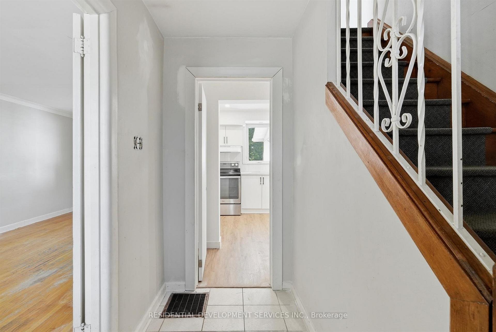 Photo 3 of 21 Eastgate Crescent, Scarborough, Clairlea-Birchmount — HOMEH