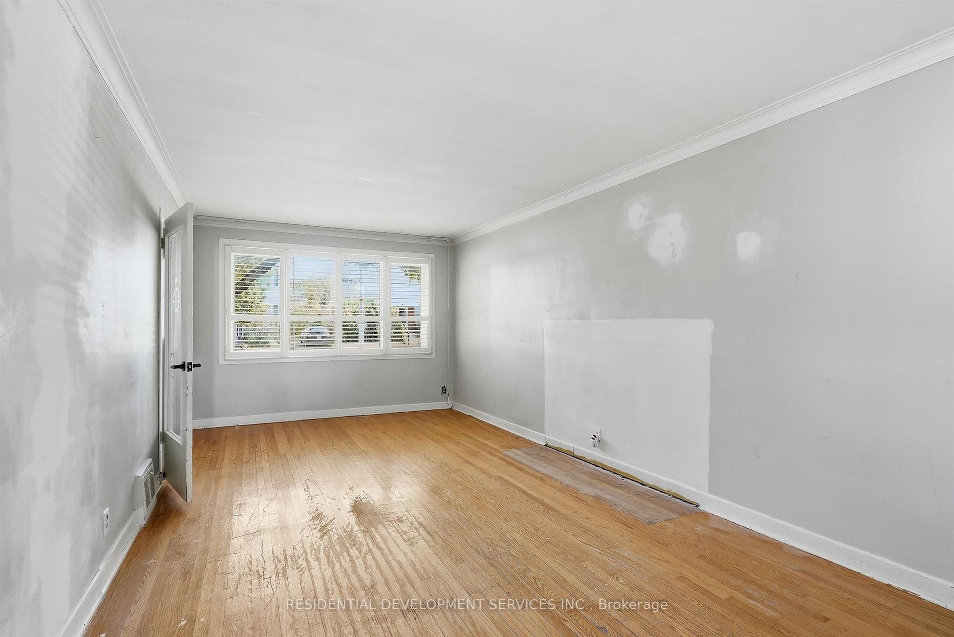 Photo 7 of 21 Eastgate Crescent, Scarborough, Clairlea-Birchmount — HOMEH
