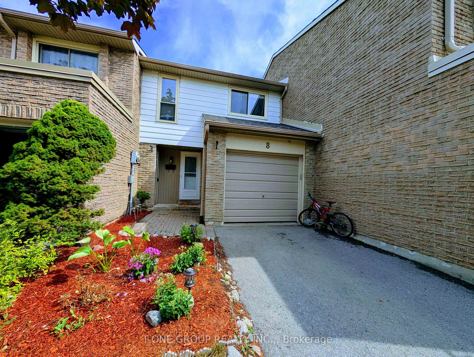 Photo 2 of 8 Camelot Way, Markham, Markham Village — HOMEH