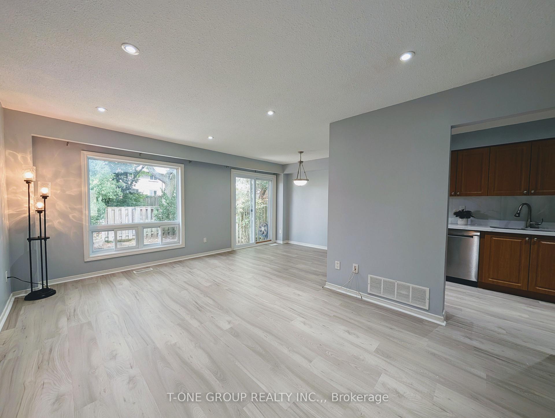 Photo 3 of 8 Camelot Way, Markham, Markham Village — HOMEH