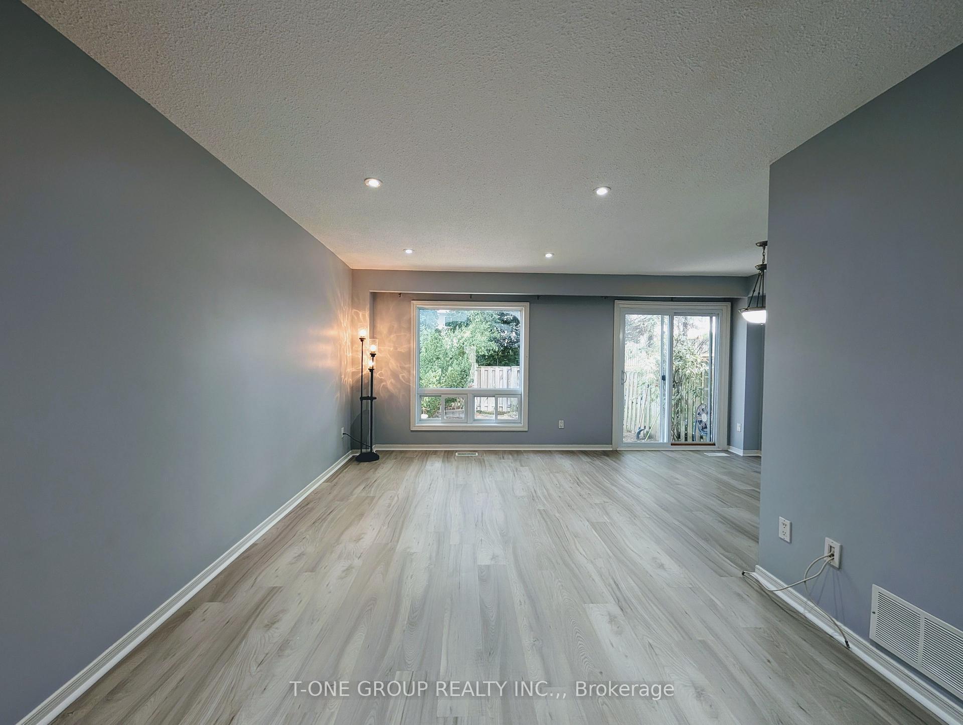 Photo 4 of 8 Camelot Way, Markham, Markham Village — HOMEH