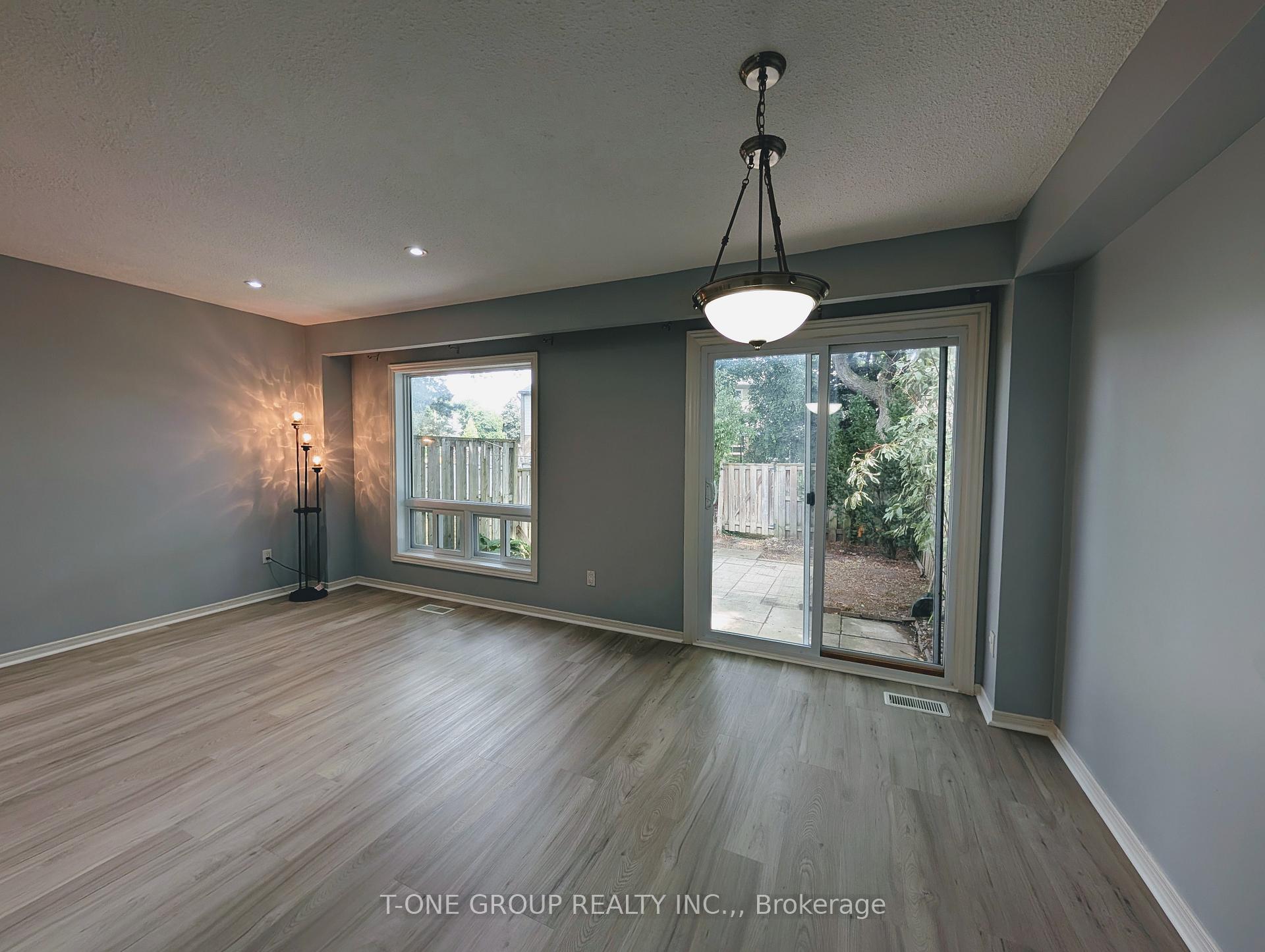 Photo 5 of 8 Camelot Way, Markham, Markham Village — HOMEH