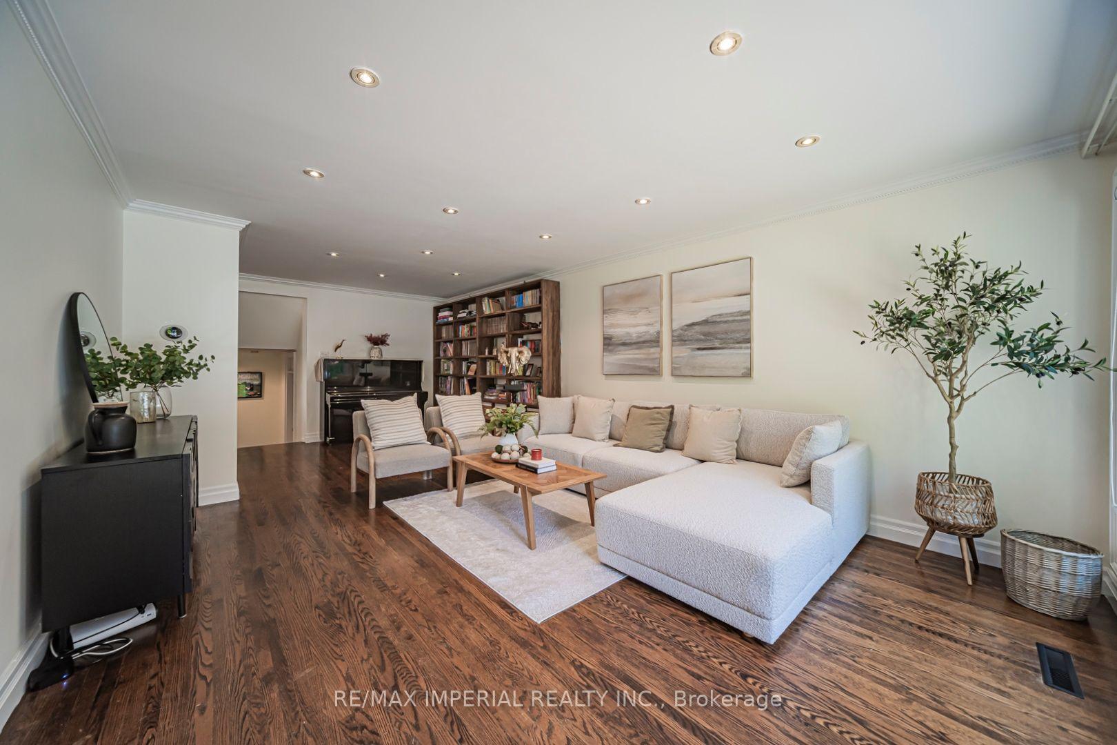 Photo 4 of 4 Quincy Crescent, North York, Henry Farm — HOMEH