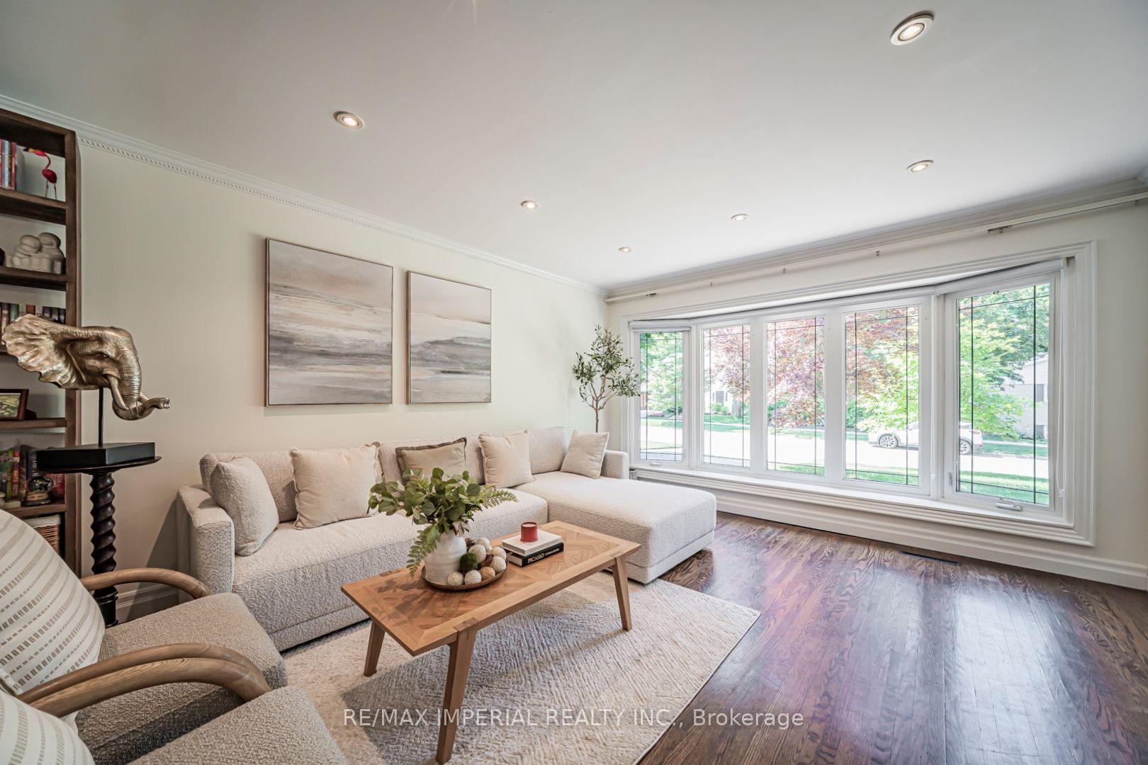 Photo 8 of 4 Quincy Crescent, North York, Henry Farm — HOMEH