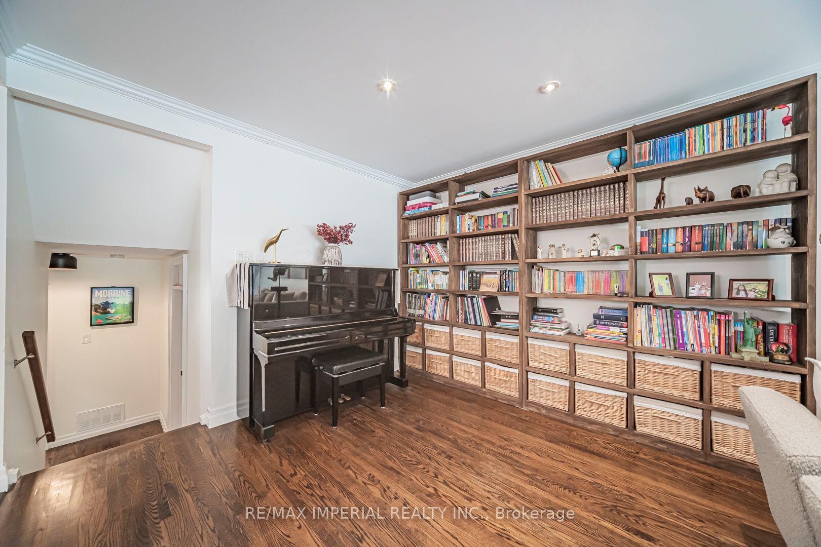 Photo 11 of 4 Quincy Crescent, North York, Henry Farm — HOMEH