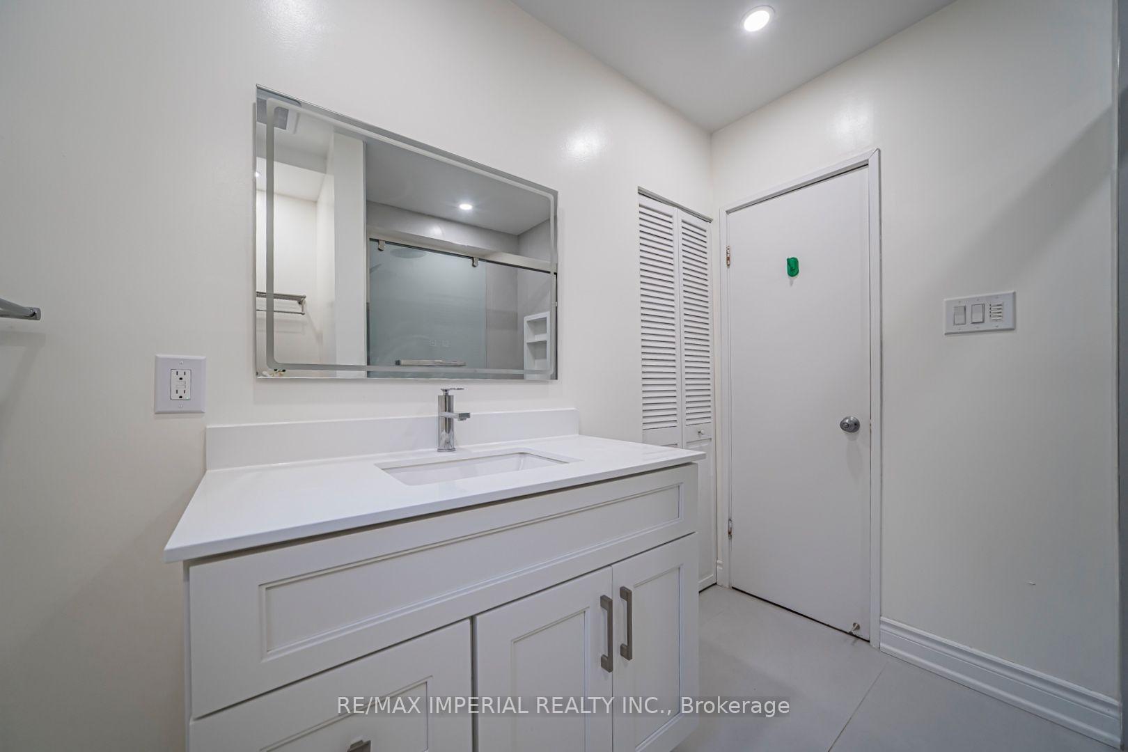 Photo 37 of 4 Quincy Crescent, North York, Henry Farm — HOMEH