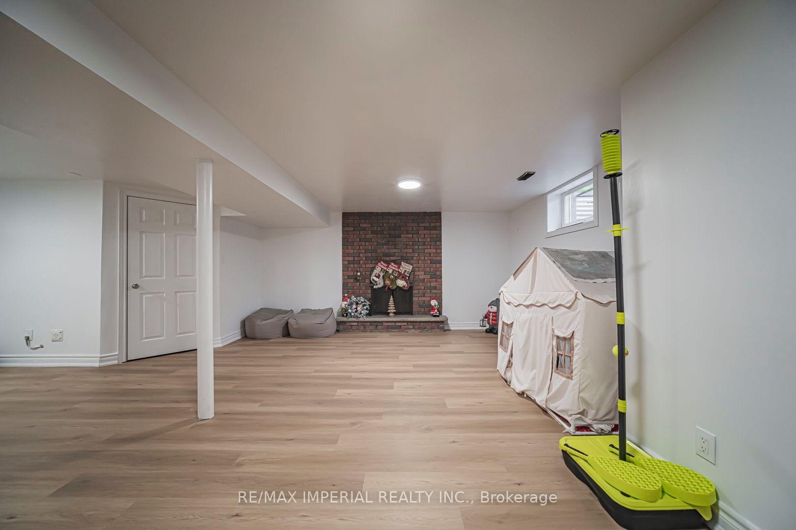Photo 42 of 4 Quincy Crescent, North York, Henry Farm — HOMEH