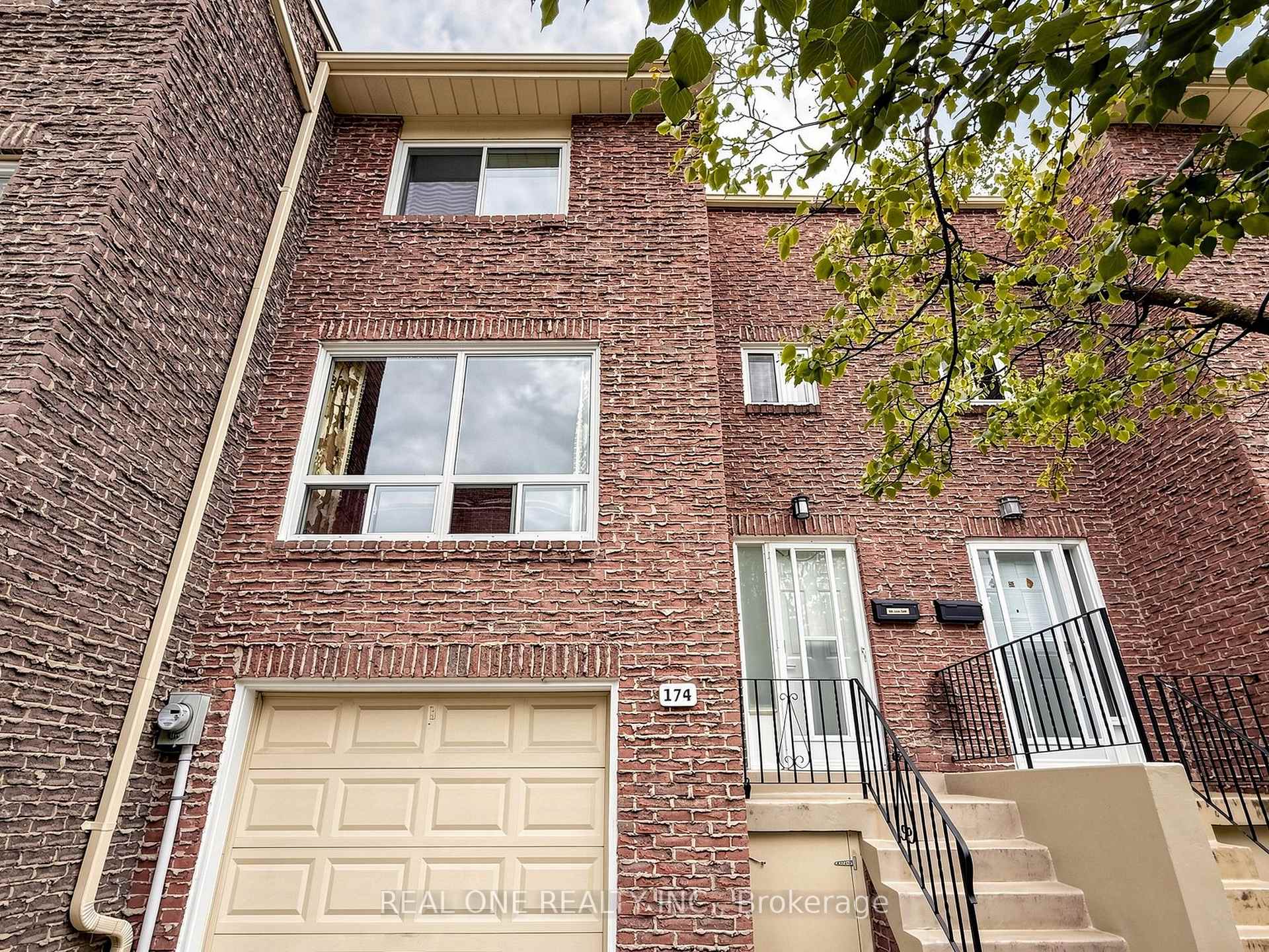 Photo 4 of 174 Rusty Crestway, North York, Don Valley Village — HOMEH