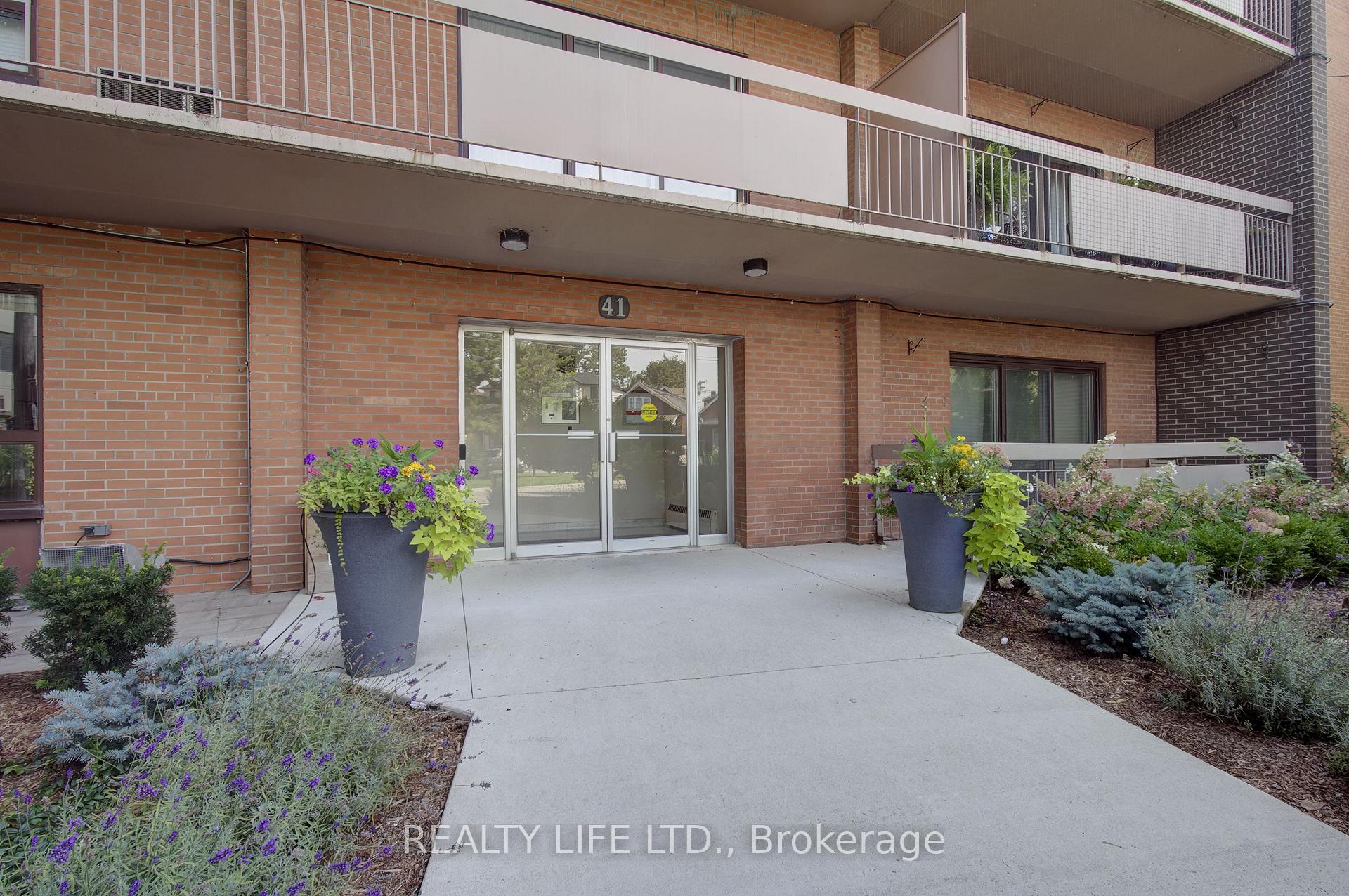 Photo 2 of Unit 502, 41 Lake Shore Drive, Etobicoke, New Toronto — HOMEH