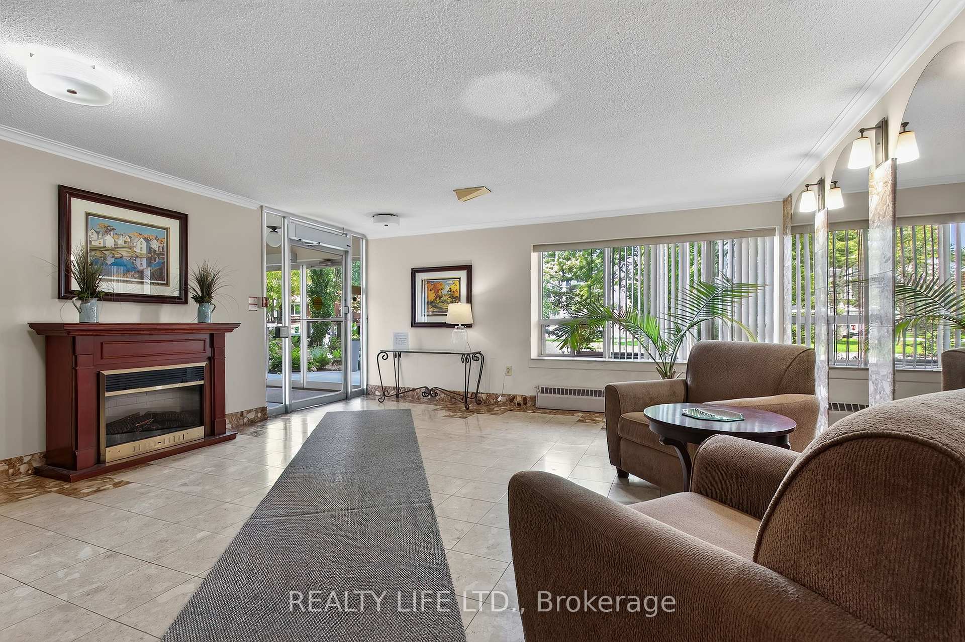 Photo 3 of Unit 502, 41 Lake Shore Drive, Etobicoke, New Toronto — HOMEH
