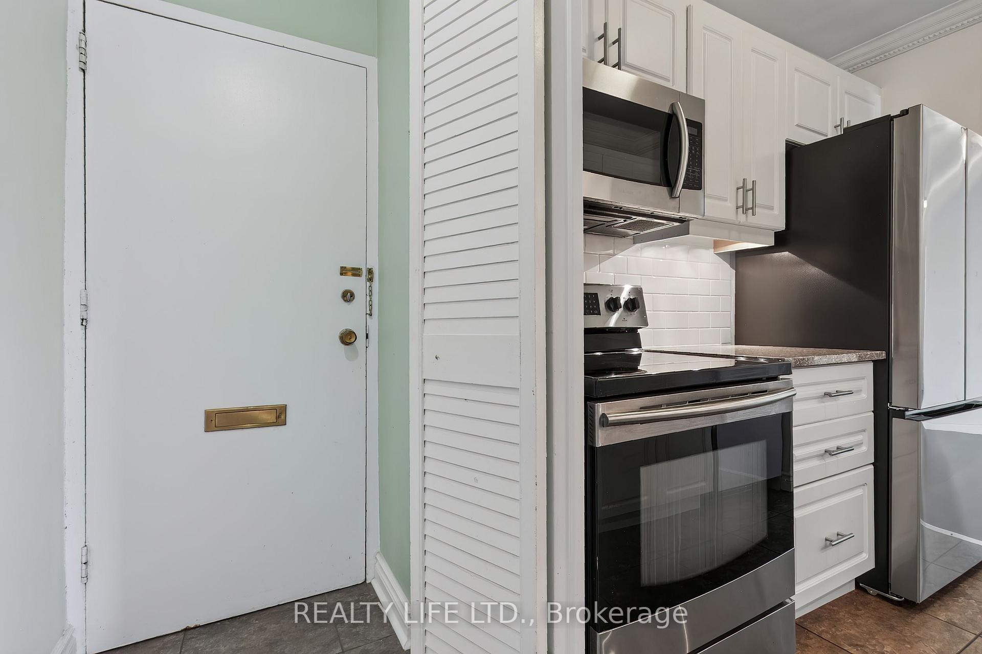 Photo 5 of Unit 502, 41 Lake Shore Drive, Etobicoke, New Toronto — HOMEH