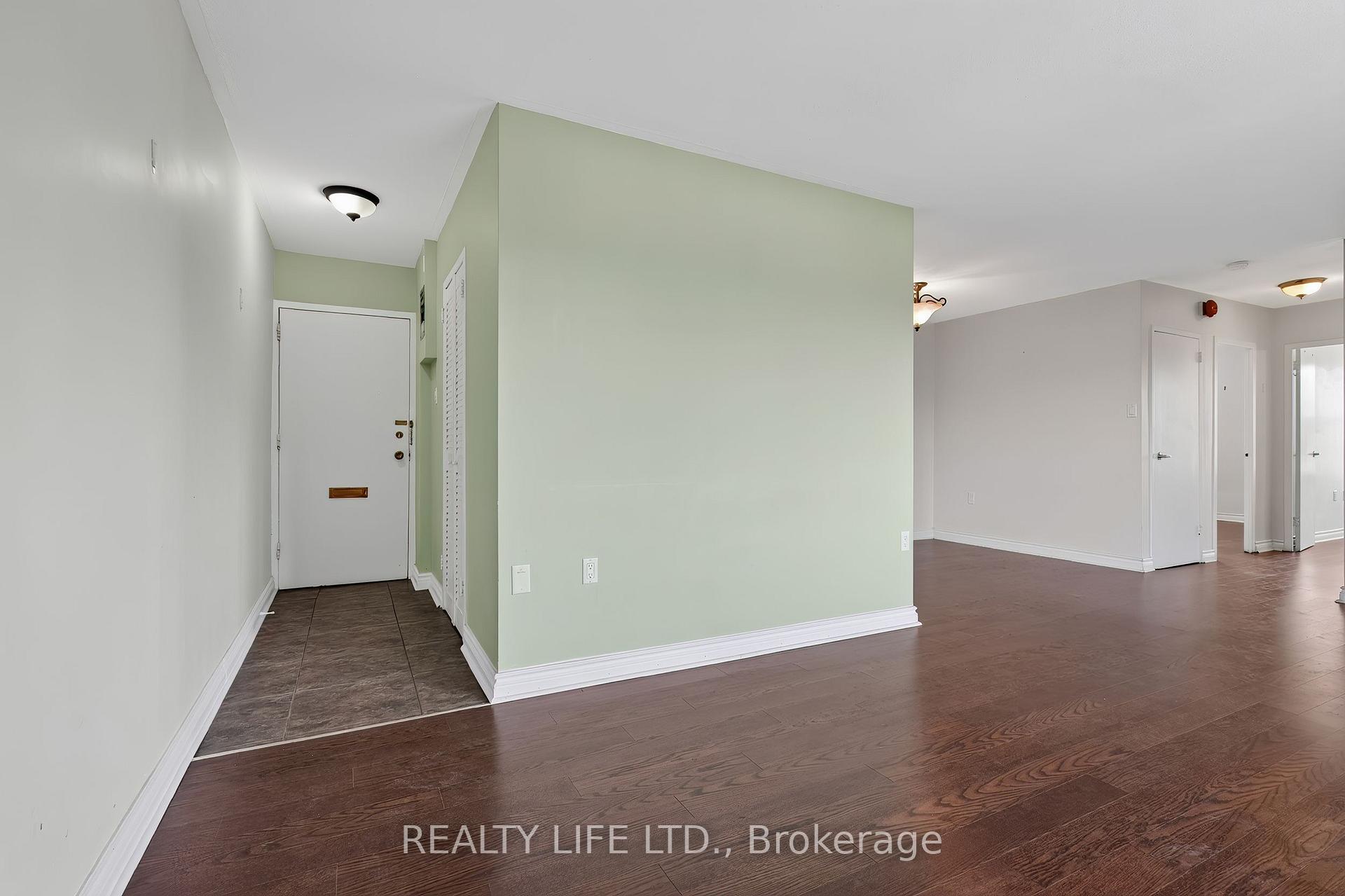 Photo 6 of Unit 502, 41 Lake Shore Drive, Etobicoke, New Toronto — HOMEH