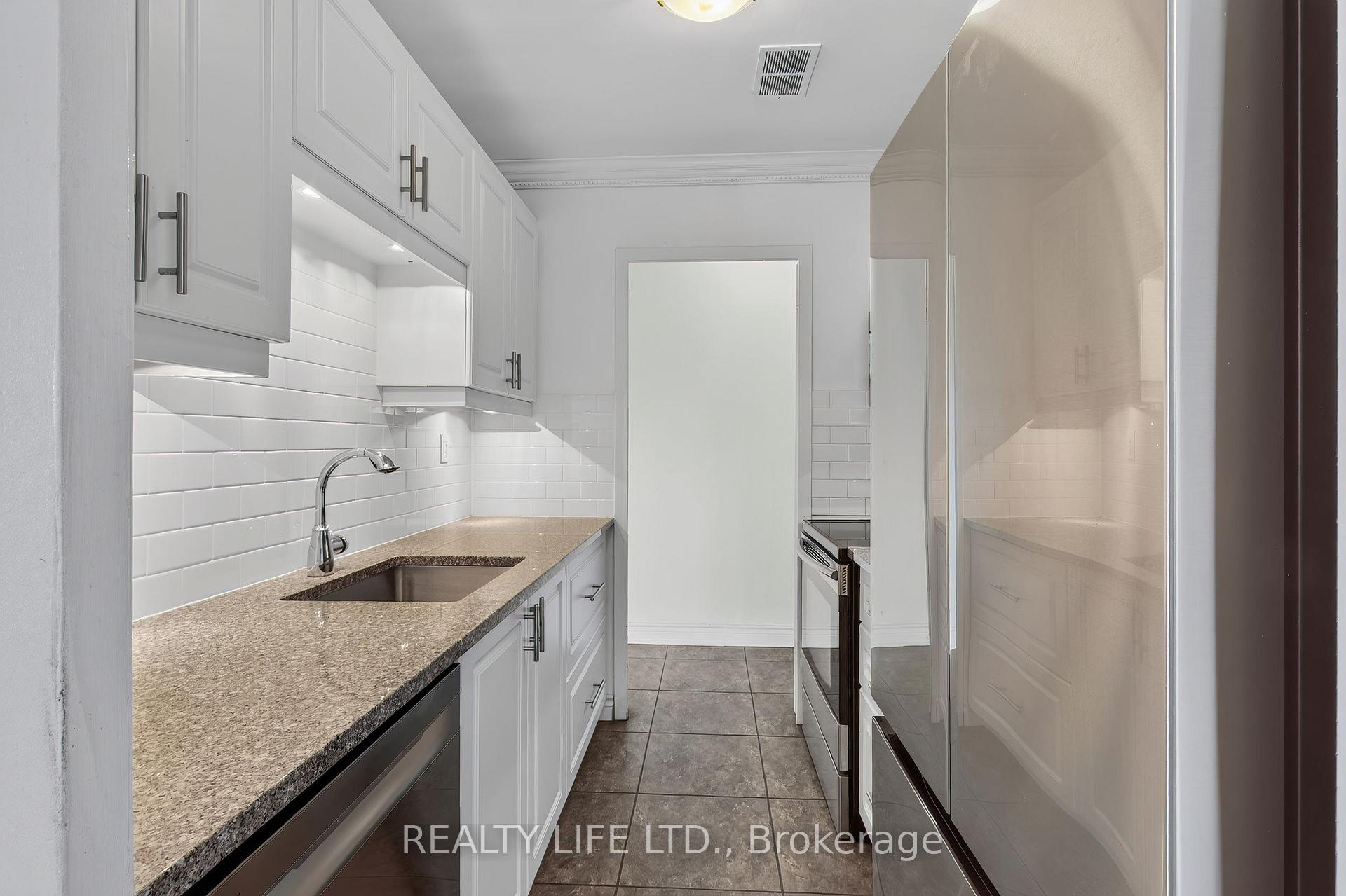 Photo 13 of Unit 502, 41 Lake Shore Drive, Etobicoke, New Toronto — HOMEH