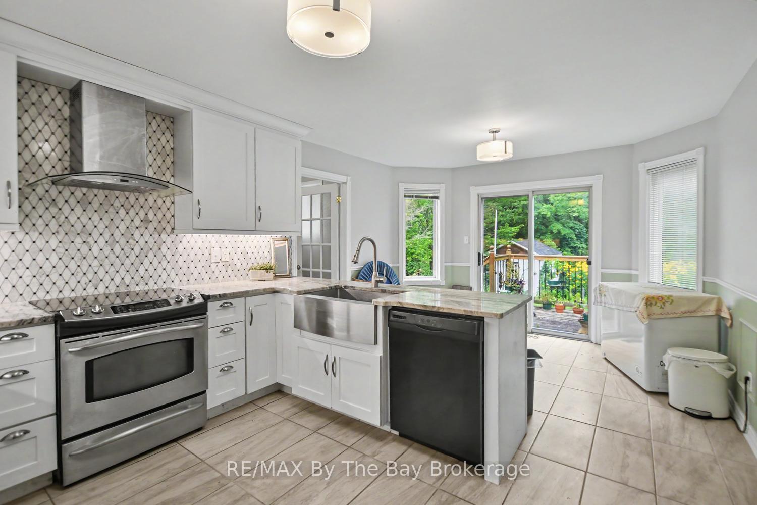 Photo 6 of 34 Caribou Trail, Wasaga Beach — HOMEH