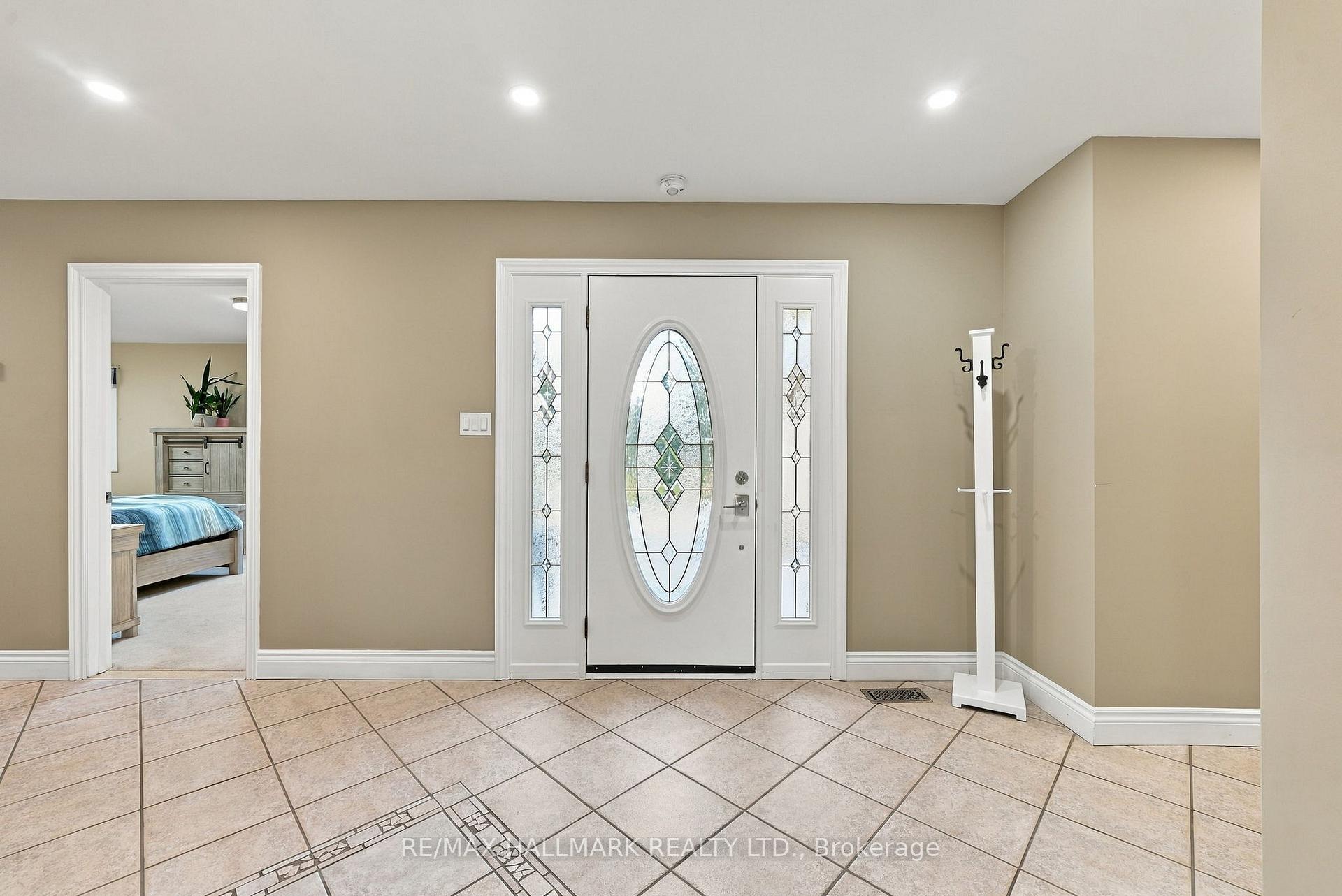 Photo 5 of 166 Hillcrest Drive, East Gwillimbury, Holland Landing — HOMEH