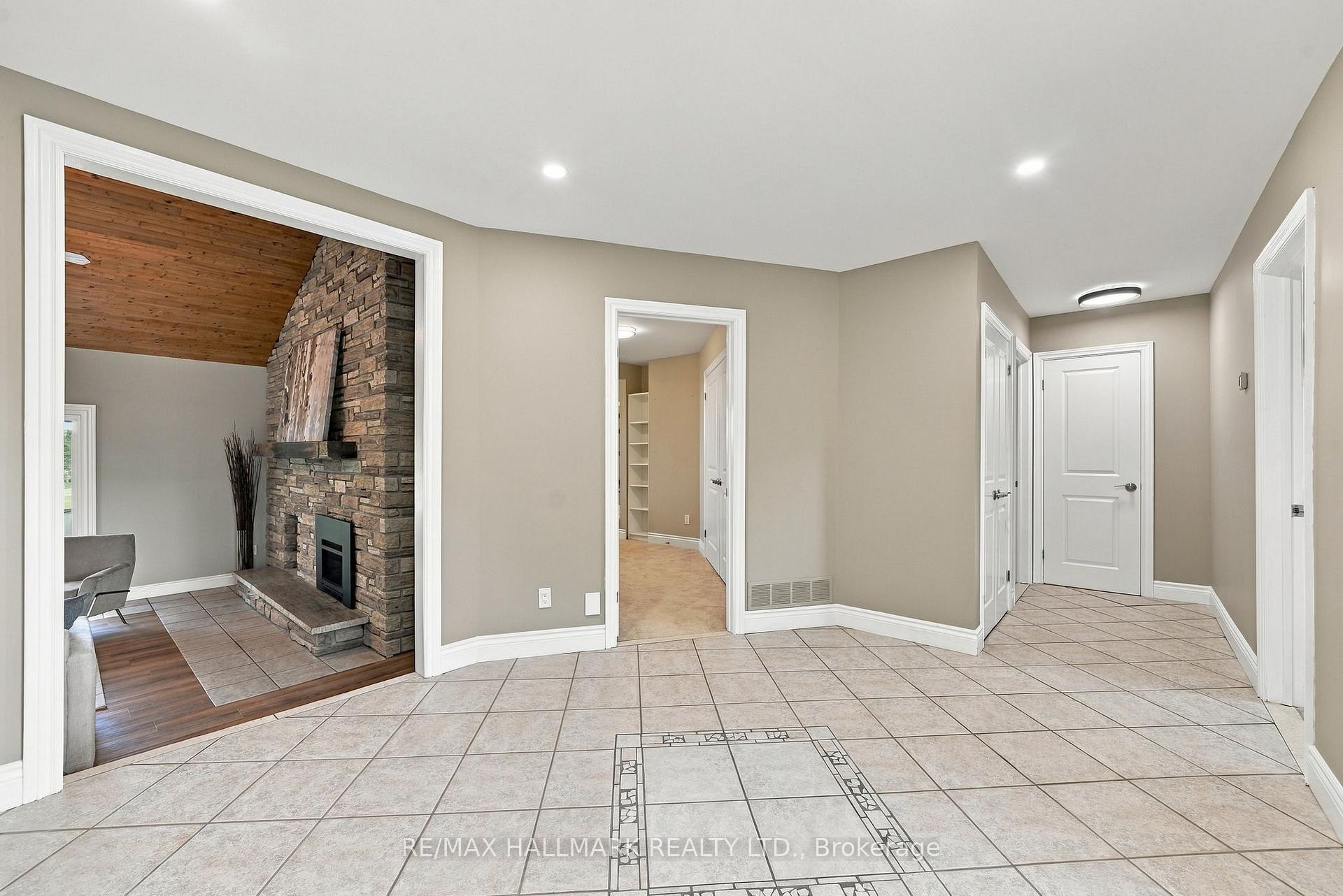 Photo 6 of 166 Hillcrest Drive, East Gwillimbury, Holland Landing — HOMEH