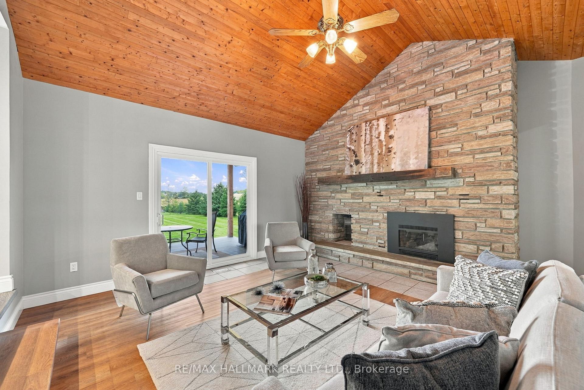 Photo 7 of 166 Hillcrest Drive, East Gwillimbury, Holland Landing — HOMEH