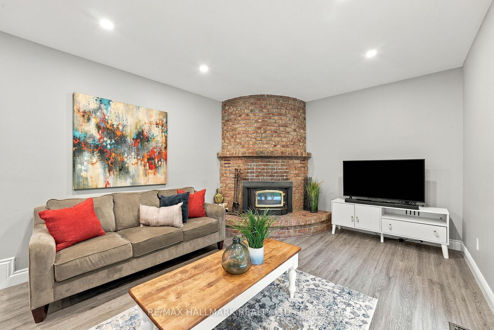 Photo 14 of 166 Hillcrest Drive, East Gwillimbury, Holland Landing — HOMEH