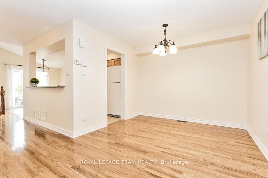 Photo 4 of 122 Saddlesmith Circle, Ottawa, Kanata - Emerald Meadows/Trailwest — HOMEH