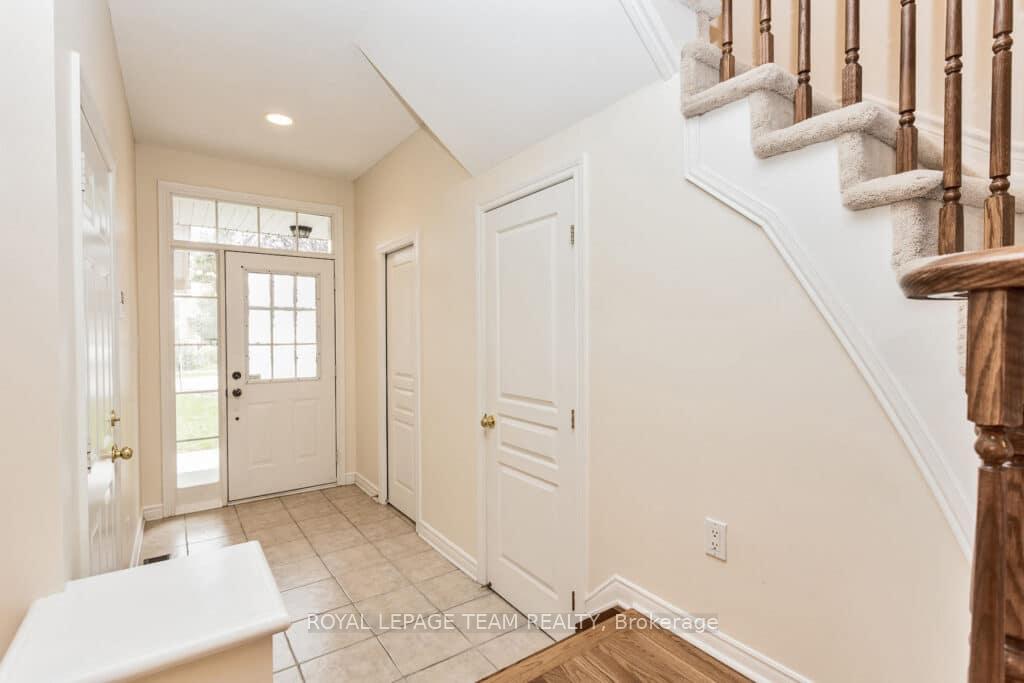 Photo 3 of 122 Saddlesmith Circle, Ottawa, Kanata - Emerald Meadows/Trailwest — HOMEH