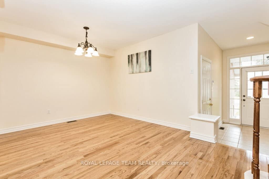 Photo 5 of 122 Saddlesmith Circle, Ottawa, Kanata - Emerald Meadows/Trailwest — HOMEH
