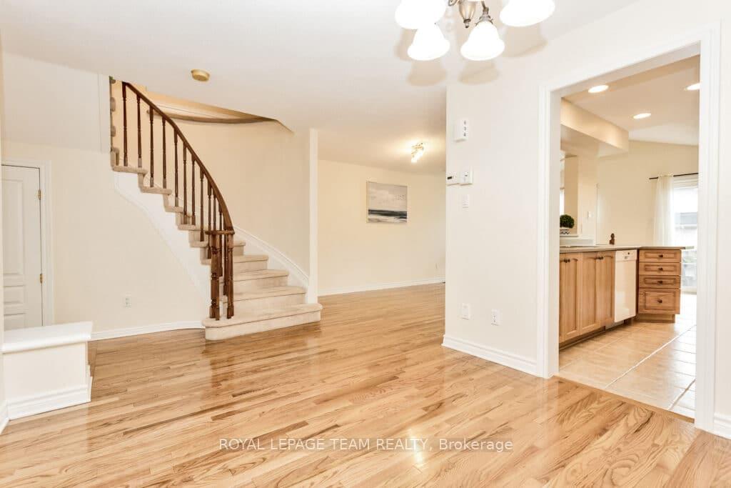 Photo 6 of 122 Saddlesmith Circle, Ottawa, Kanata - Emerald Meadows/Trailwest — HOMEH