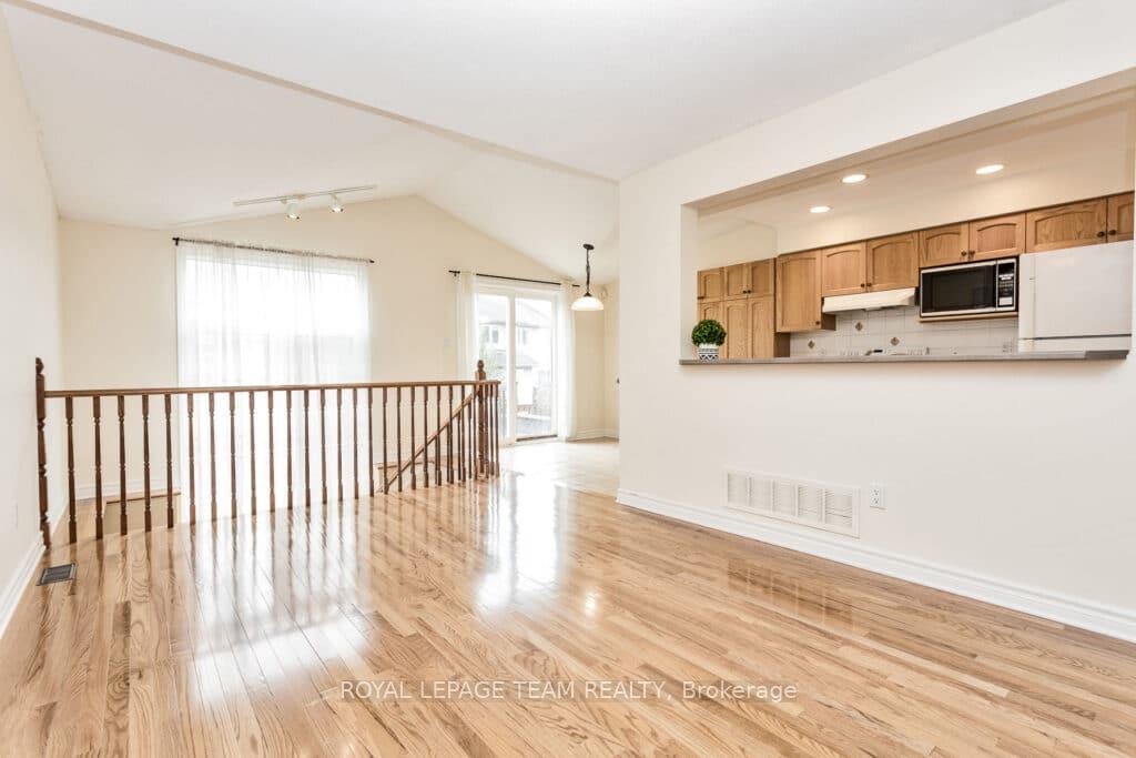 Photo 8 of 122 Saddlesmith Circle, Ottawa, Kanata - Emerald Meadows/Trailwest — HOMEH