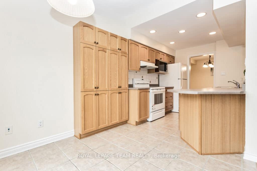 Photo 11 of 122 Saddlesmith Circle, Ottawa, Kanata - Emerald Meadows/Trailwest — HOMEH