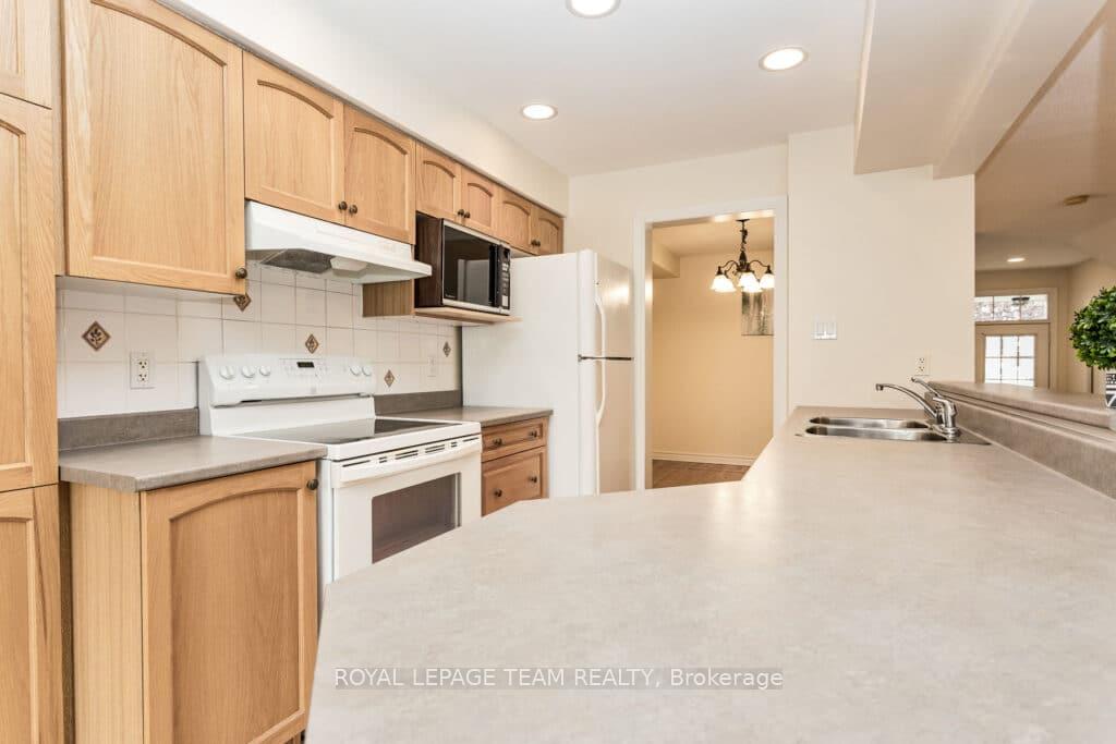 Photo 12 of 122 Saddlesmith Circle, Ottawa, Kanata - Emerald Meadows/Trailwest — HOMEH