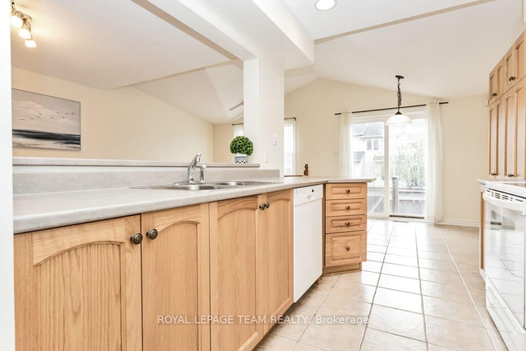 Photo 14 of 122 Saddlesmith Circle, Ottawa, Kanata - Emerald Meadows/Trailwest — HOMEH