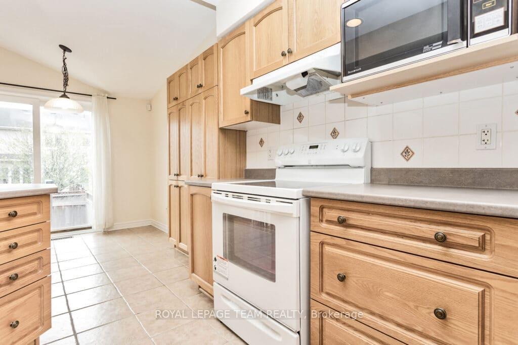 Photo 15 of 122 Saddlesmith Circle, Ottawa, Kanata - Emerald Meadows/Trailwest — HOMEH