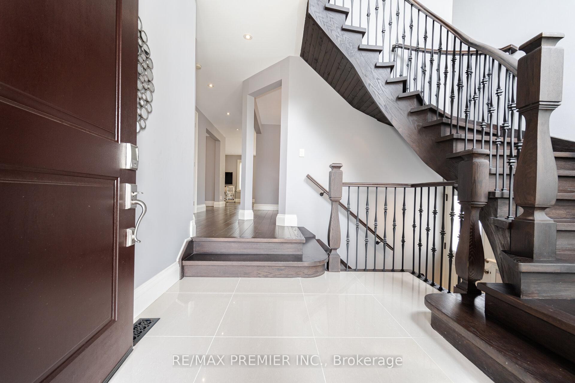 Photo 5 of 28 Ellerby Square N, Vaughan, West Woodbridge — HOMEH