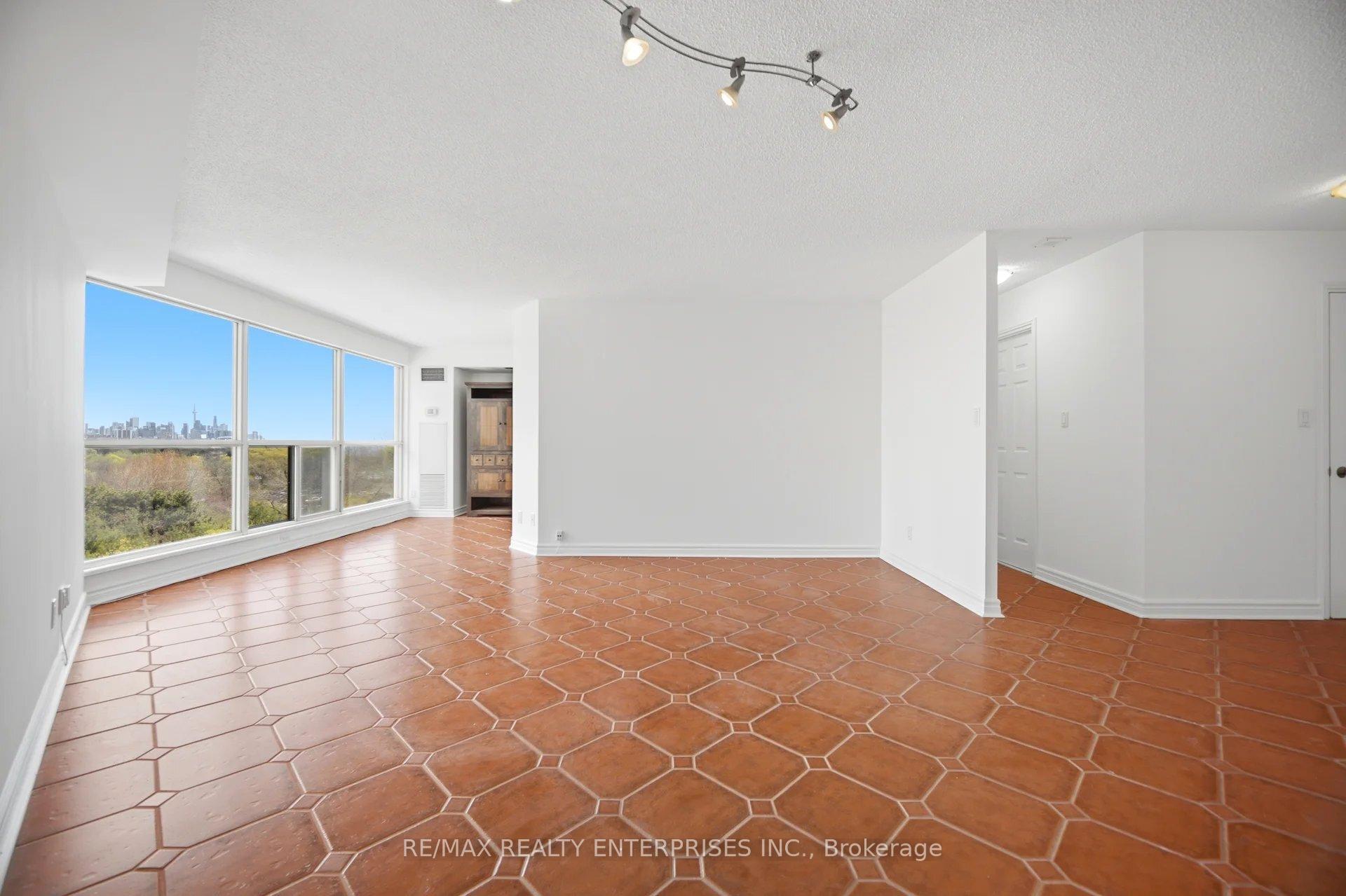 Photo 4 of Unit 607, 2261 Lake Shore Boulevard W, Etobicoke, Mimico — HOMEH