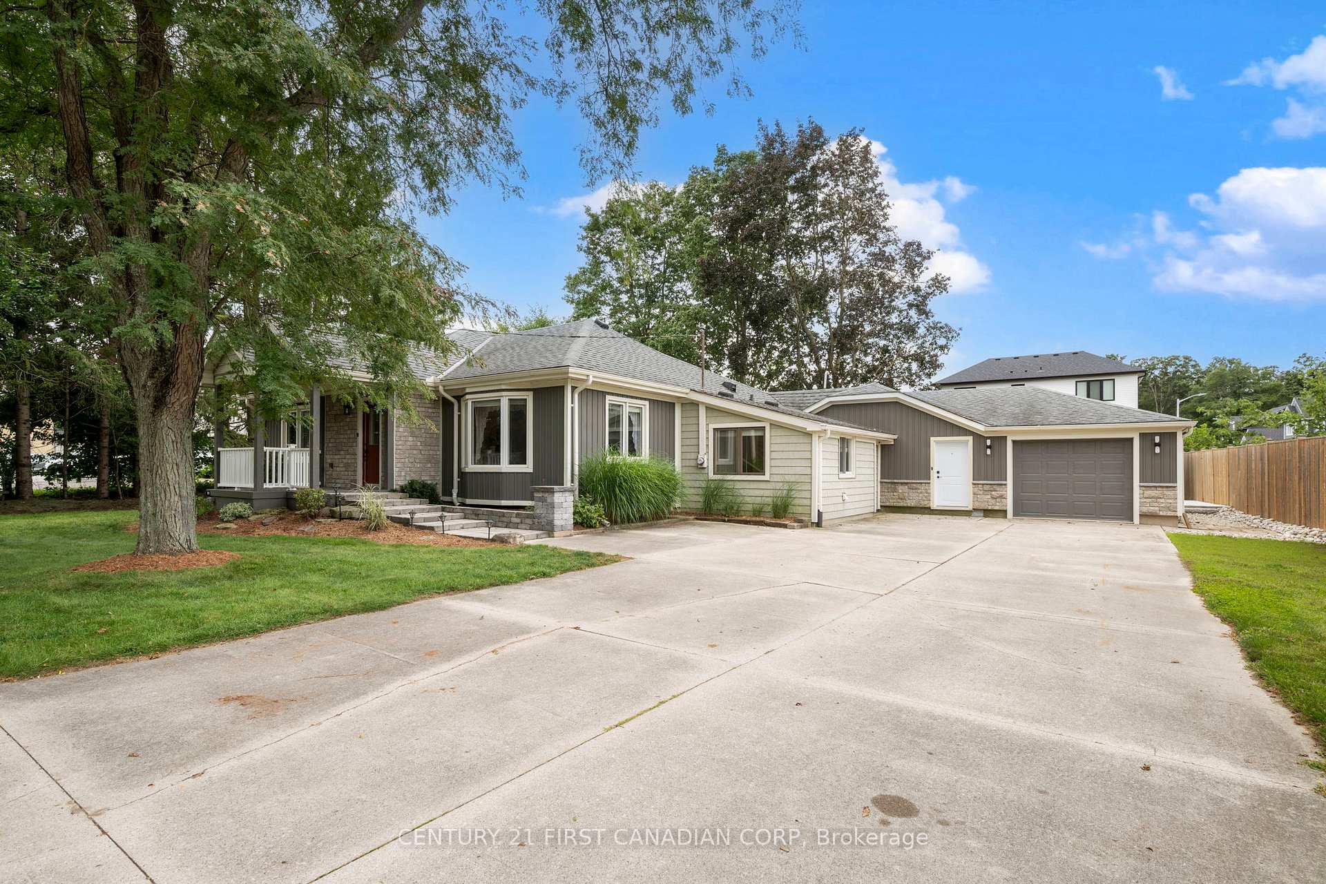 Photo 3 of 22697 Adelaide Road, Strathroy-Caradoc, Mount Brydges — HOMEH