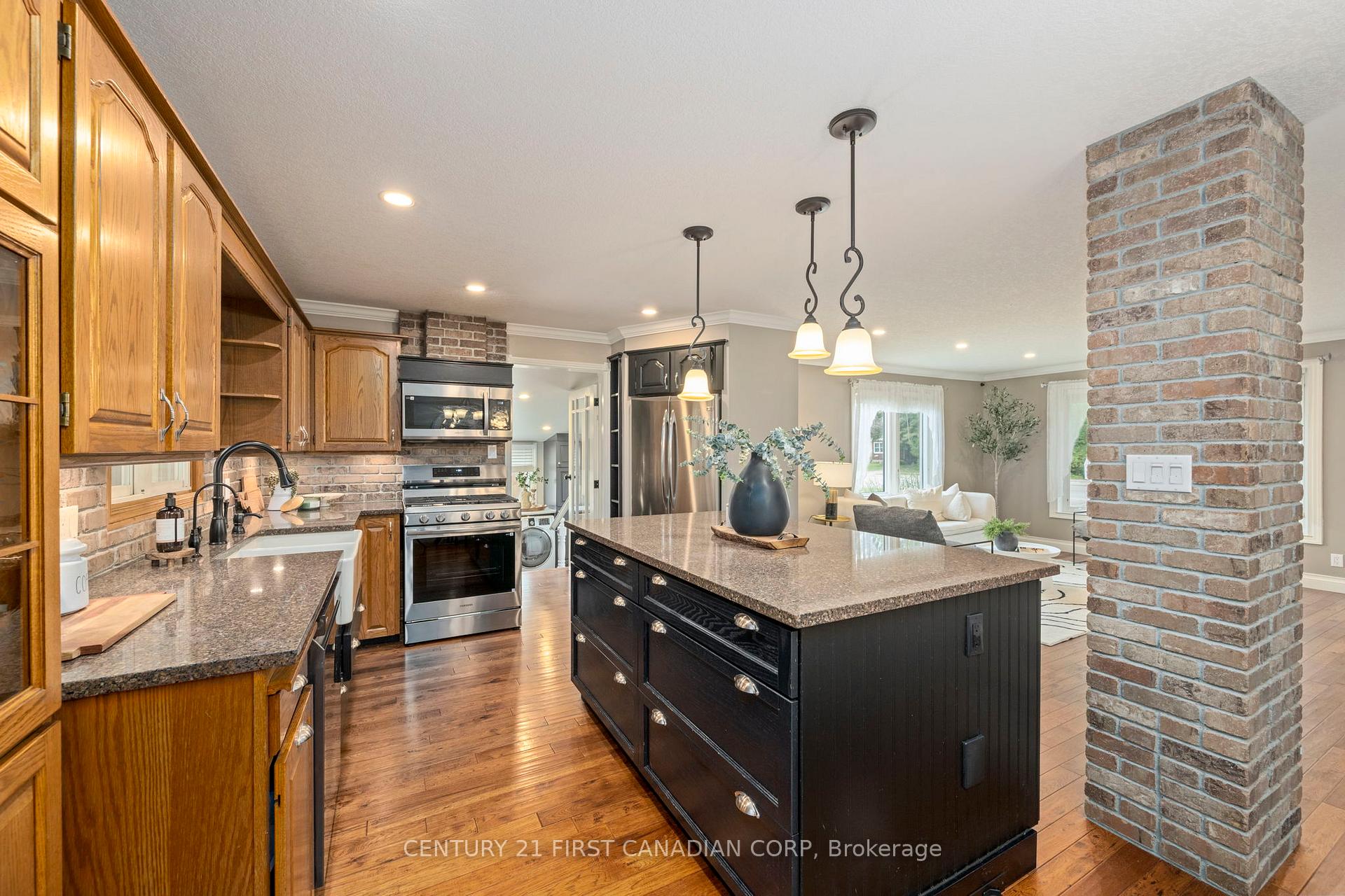 Photo 10 of 22697 Adelaide Road, Strathroy-Caradoc, Mount Brydges — HOMEH