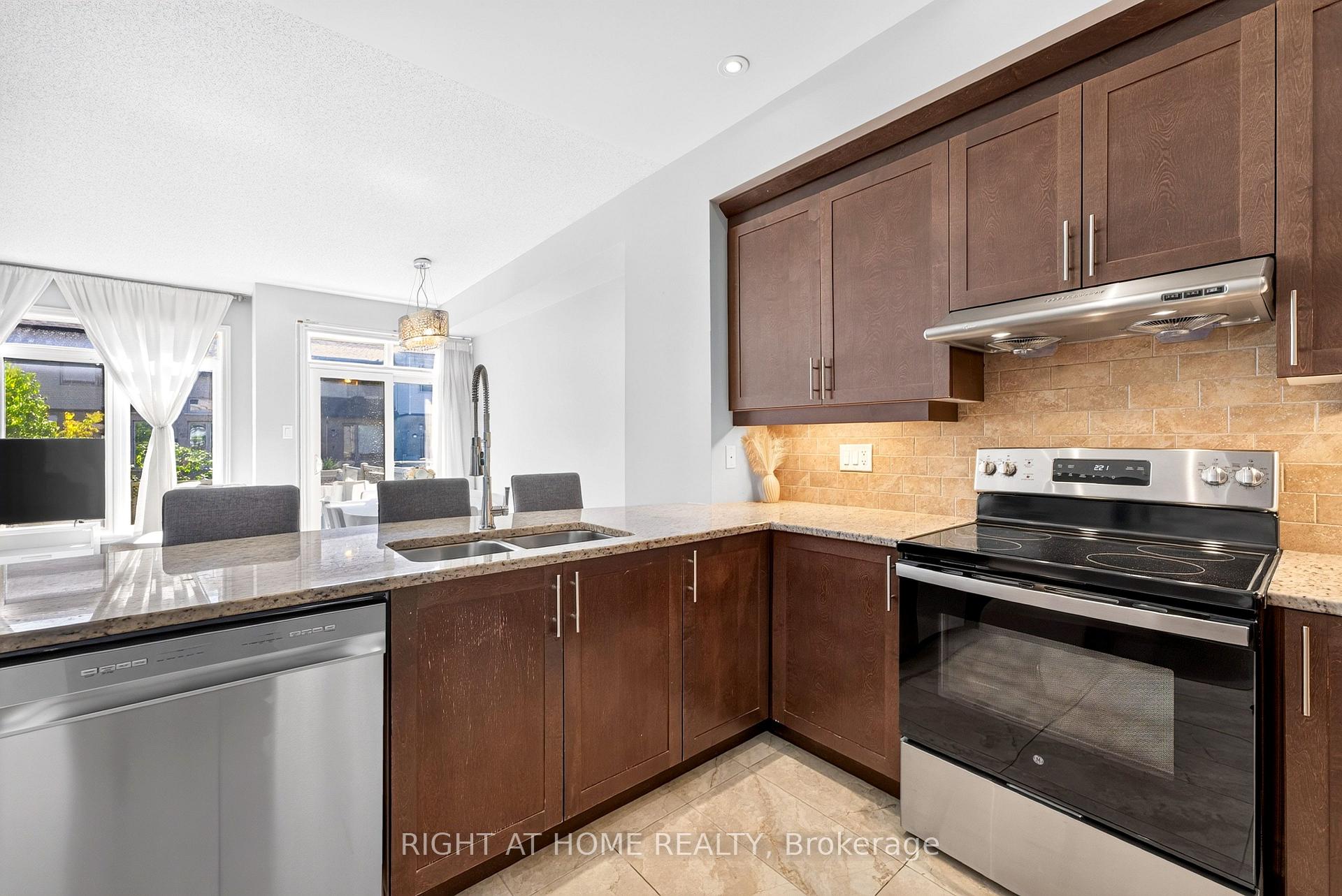 Photo 11 of 161 Mattingly Way, Ottawa, Riverside South/Gloucester Glen — HOMEH