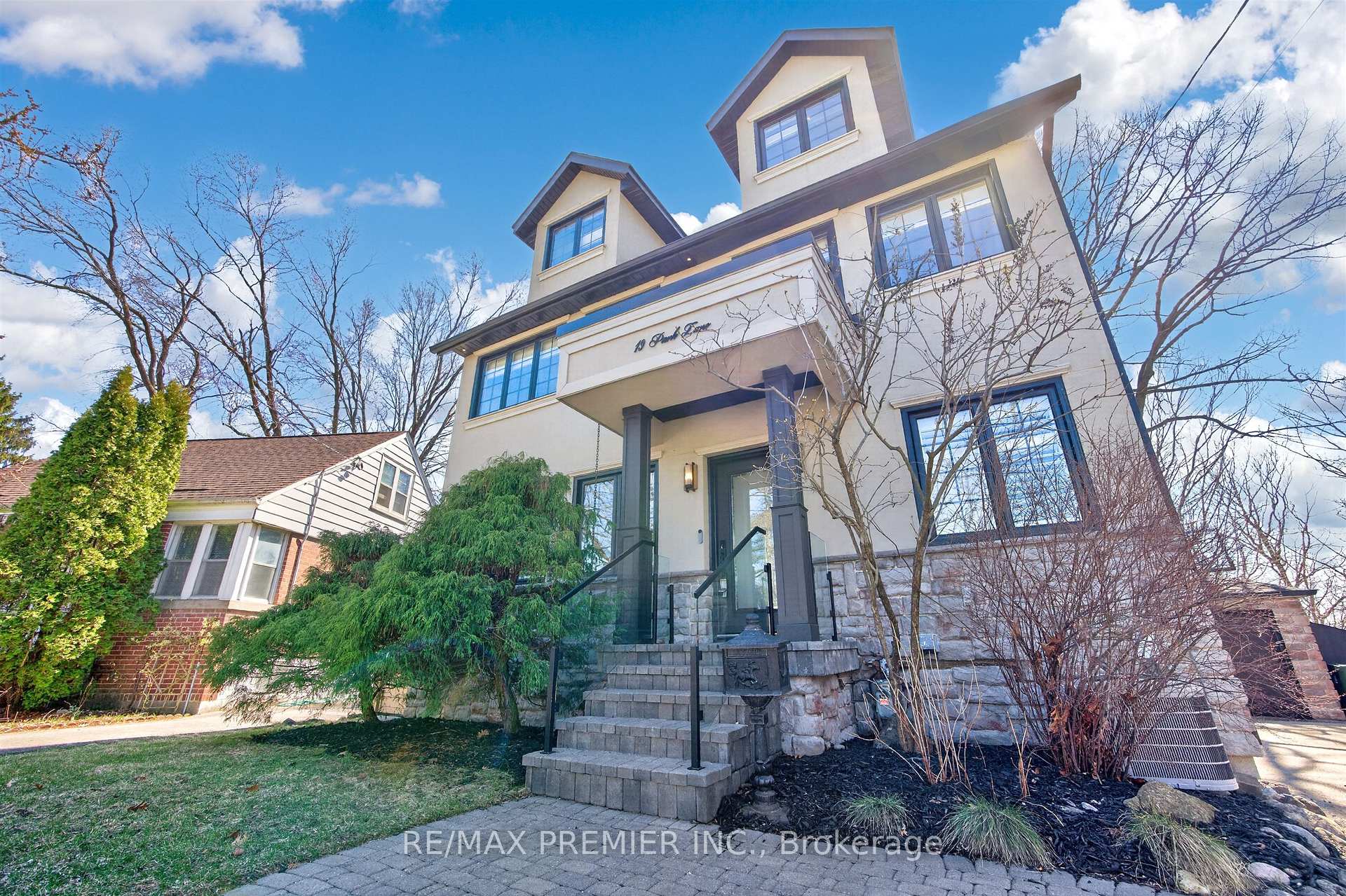 Photo 2 of 19 Park Lane, Etobicoke, Stonegate-Queensway — HOMEH