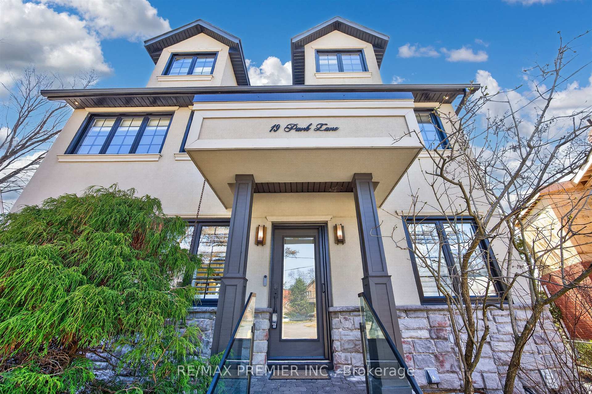 Photo 3 of 19 Park Lane, Etobicoke, Stonegate-Queensway — HOMEH