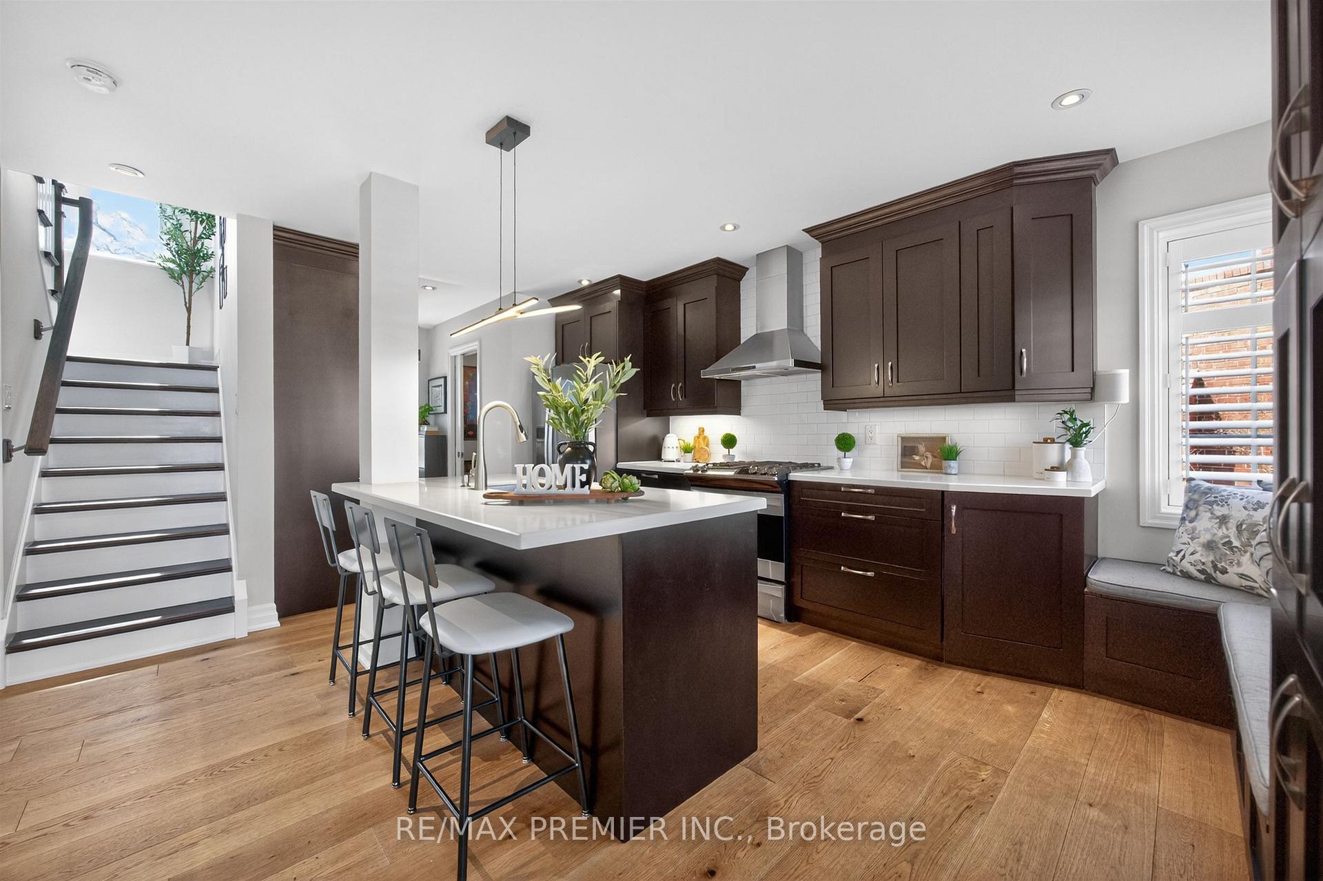 Photo 4 of 19 Park Lane, Etobicoke, Stonegate-Queensway — HOMEH
