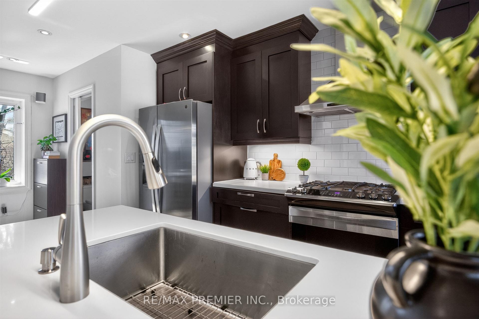 Photo 5 of 19 Park Lane, Etobicoke, Stonegate-Queensway — HOMEH