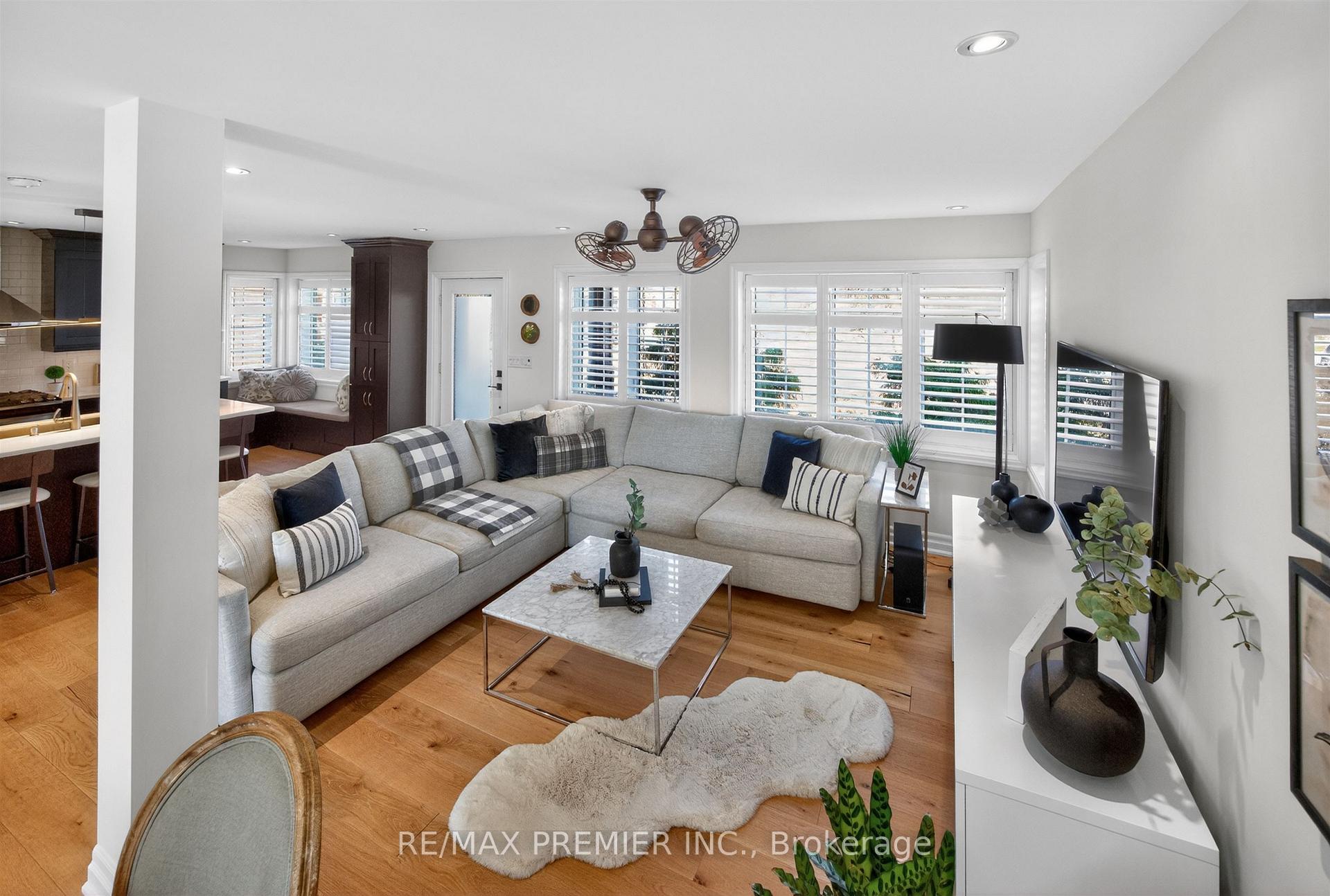 Photo 9 of 19 Park Lane, Etobicoke, Stonegate-Queensway — HOMEH