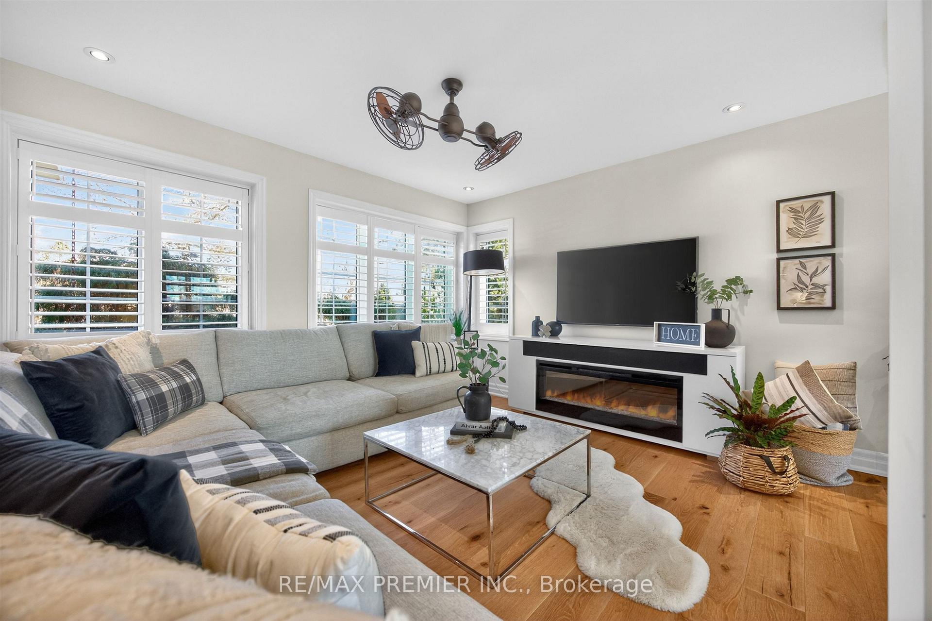 Photo 10 of 19 Park Lane, Etobicoke, Stonegate-Queensway — HOMEH