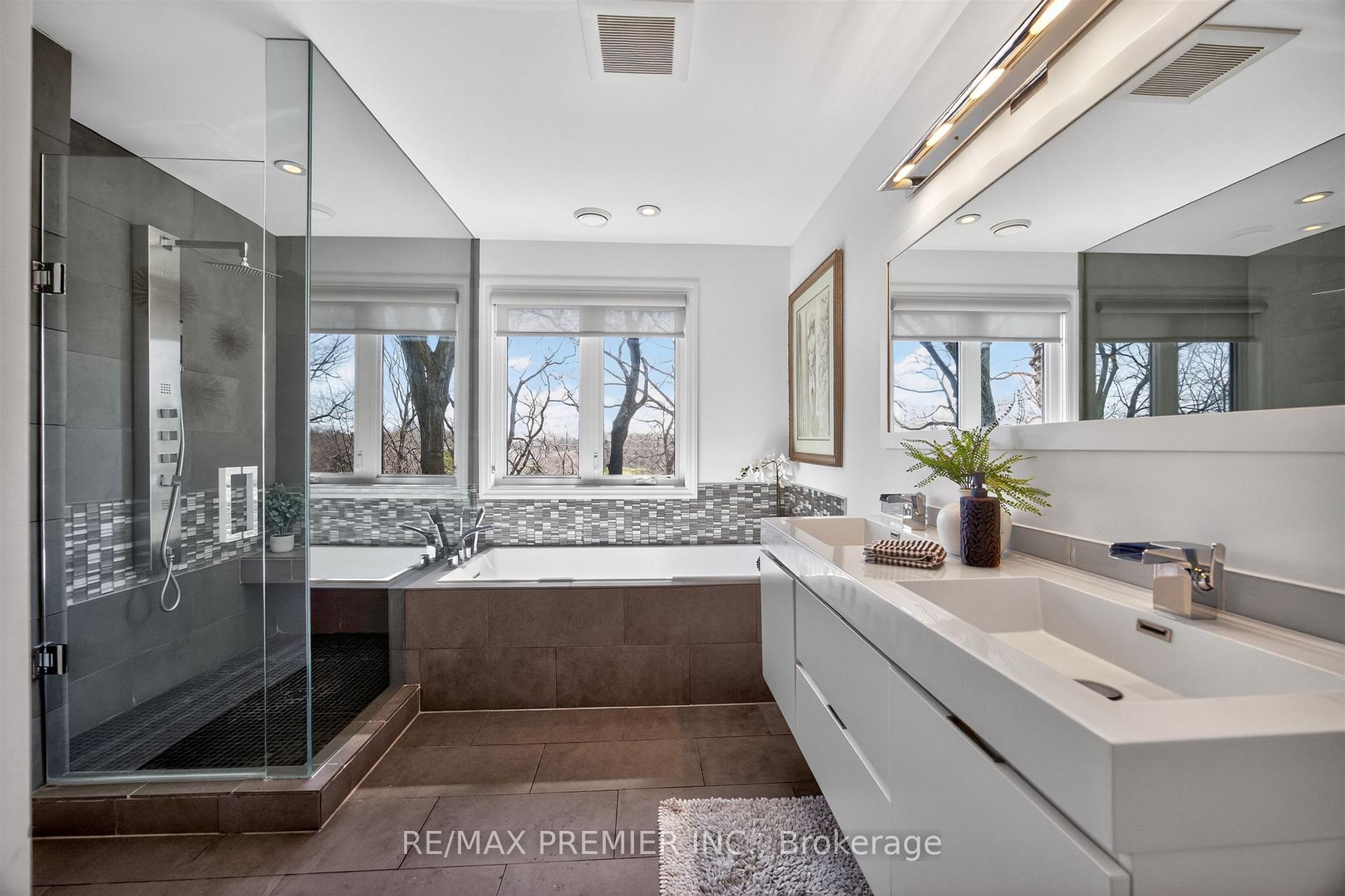 Photo 18 of 19 Park Lane, Etobicoke, Stonegate-Queensway — HOMEH