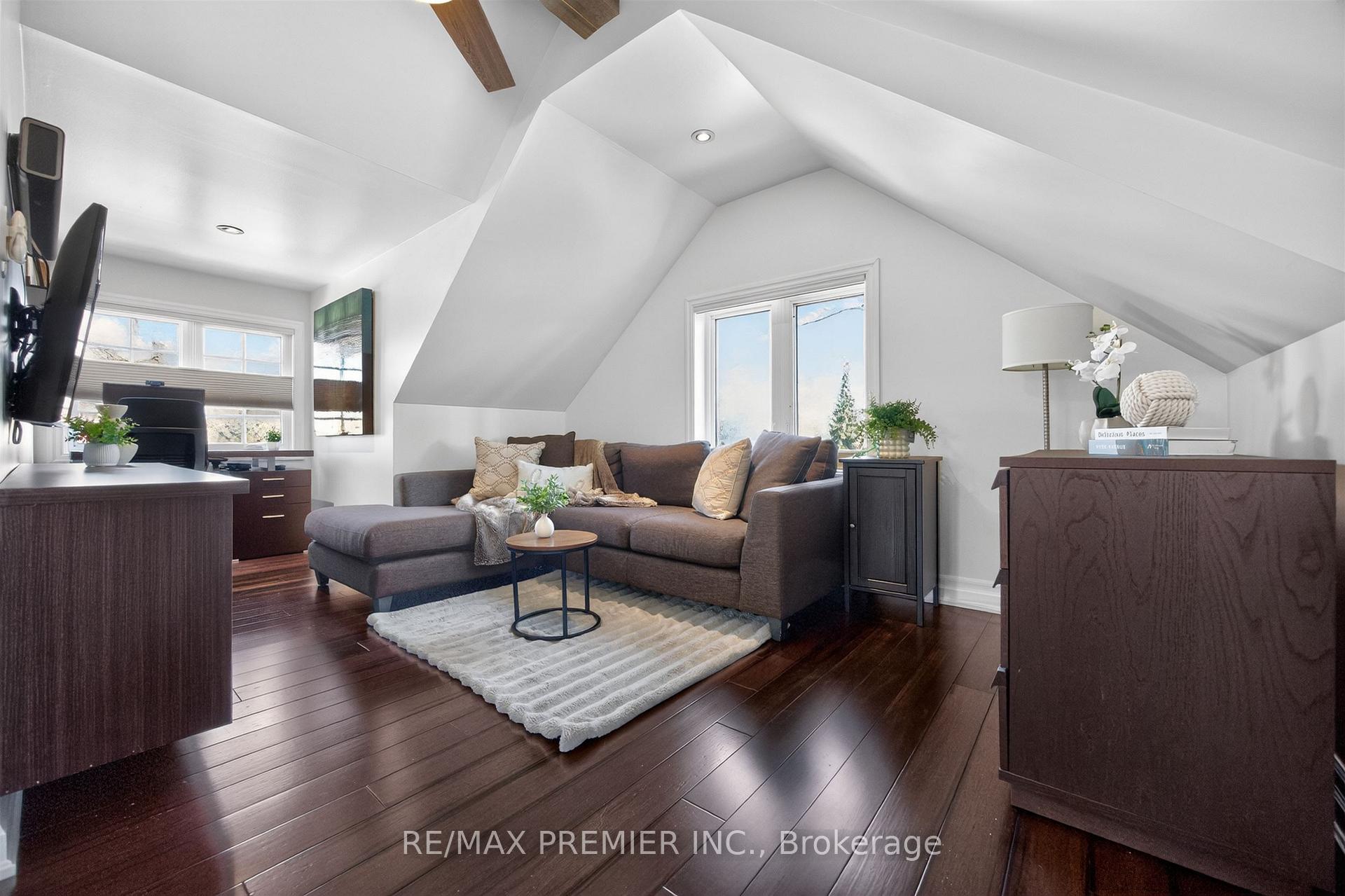 Photo 25 of 19 Park Lane, Etobicoke, Stonegate-Queensway — HOMEH